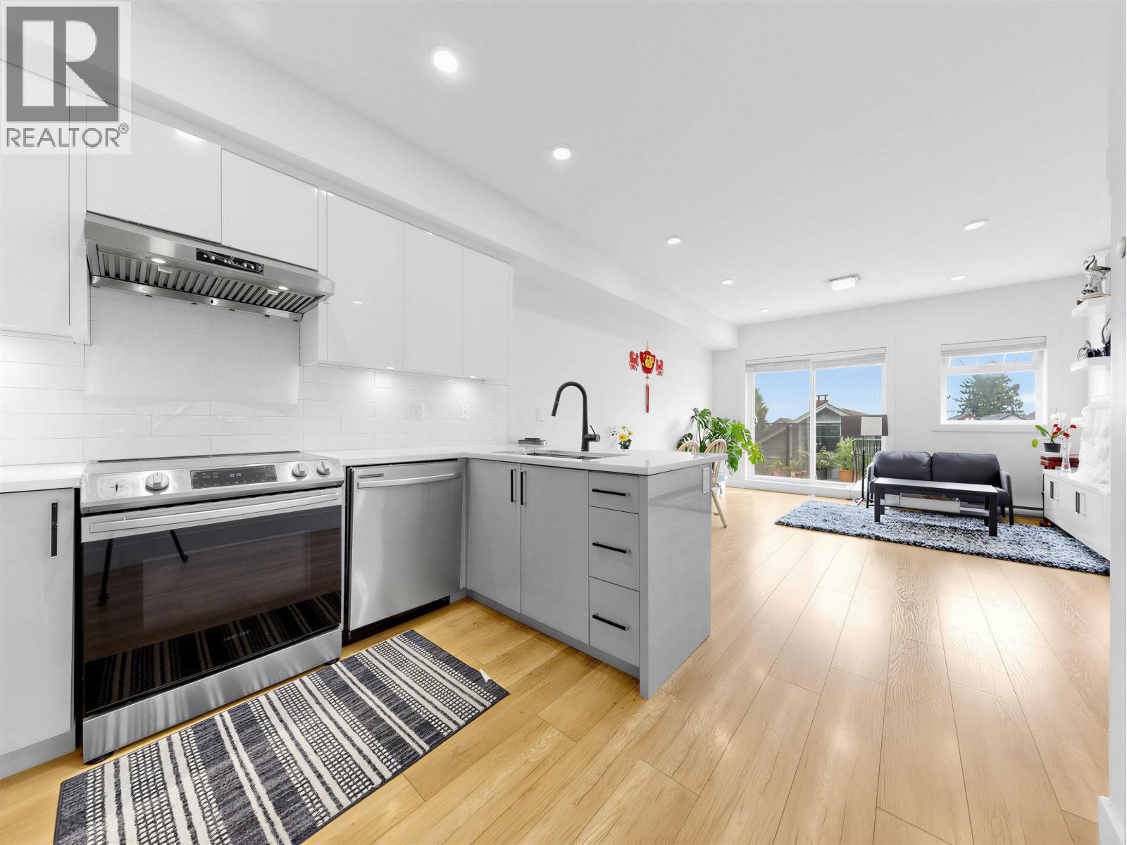 15 6288 Beresford Street Property Photo 3