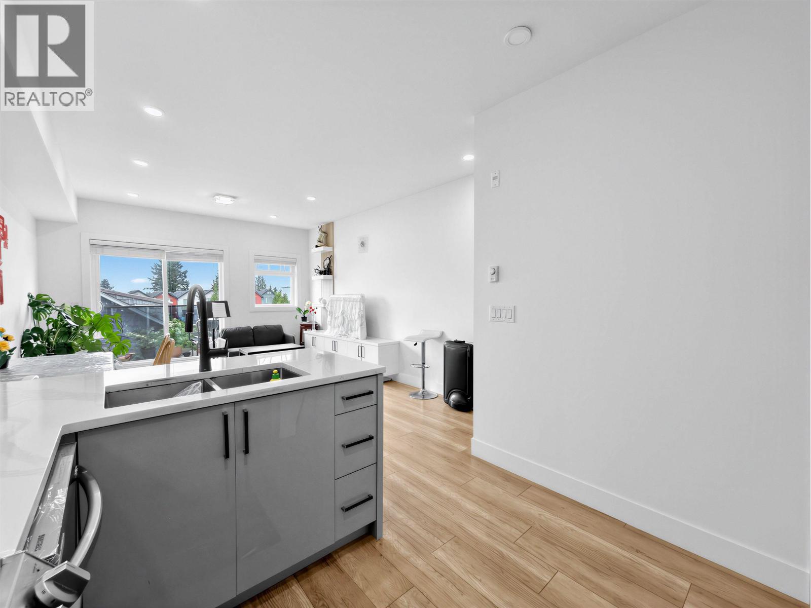 15 6288 Beresford Street Property Photo 18