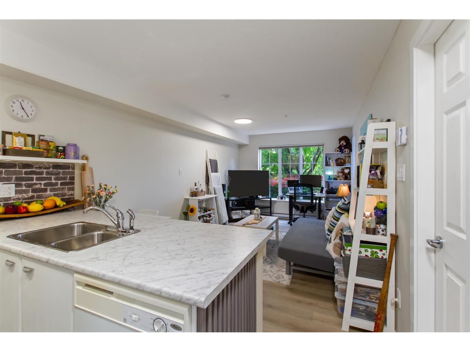 107 14877 100 Avenue Property Photo 2