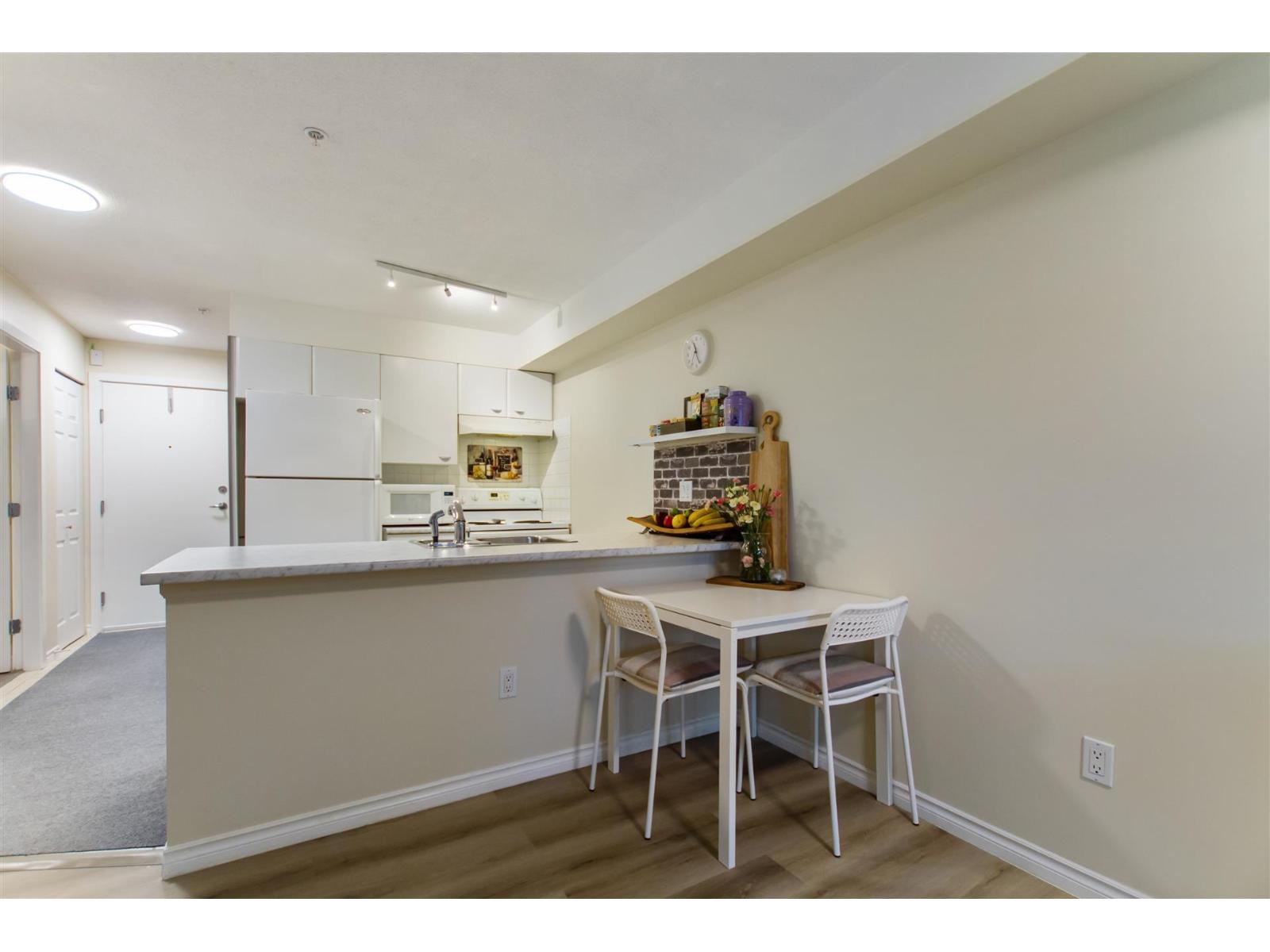 107 14877 100 Avenue Property Photo 4