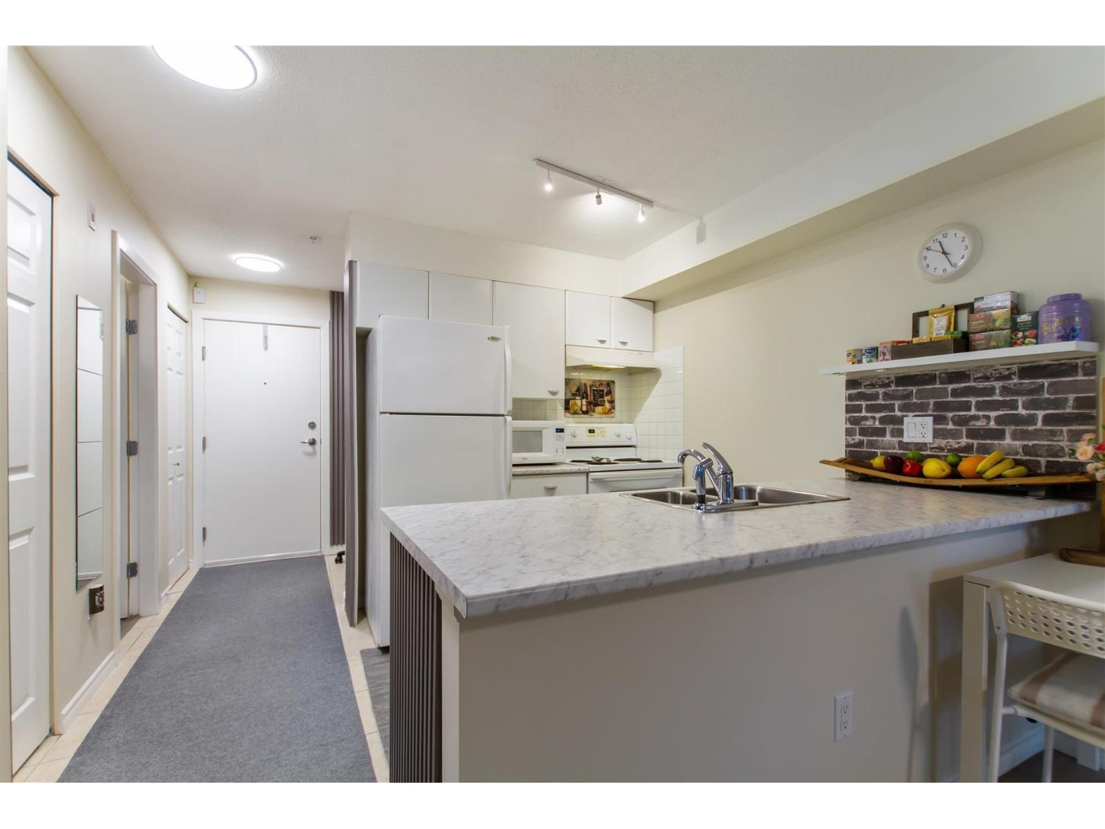 107 14877 100 Avenue Property Photo 5