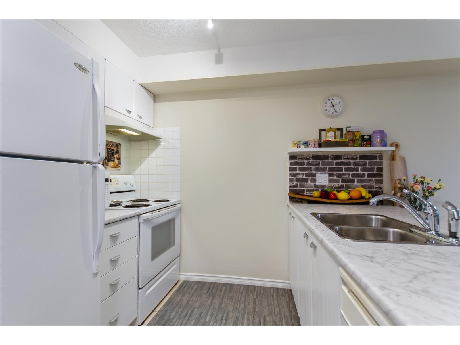 107 14877 100 Avenue Property Photo 6