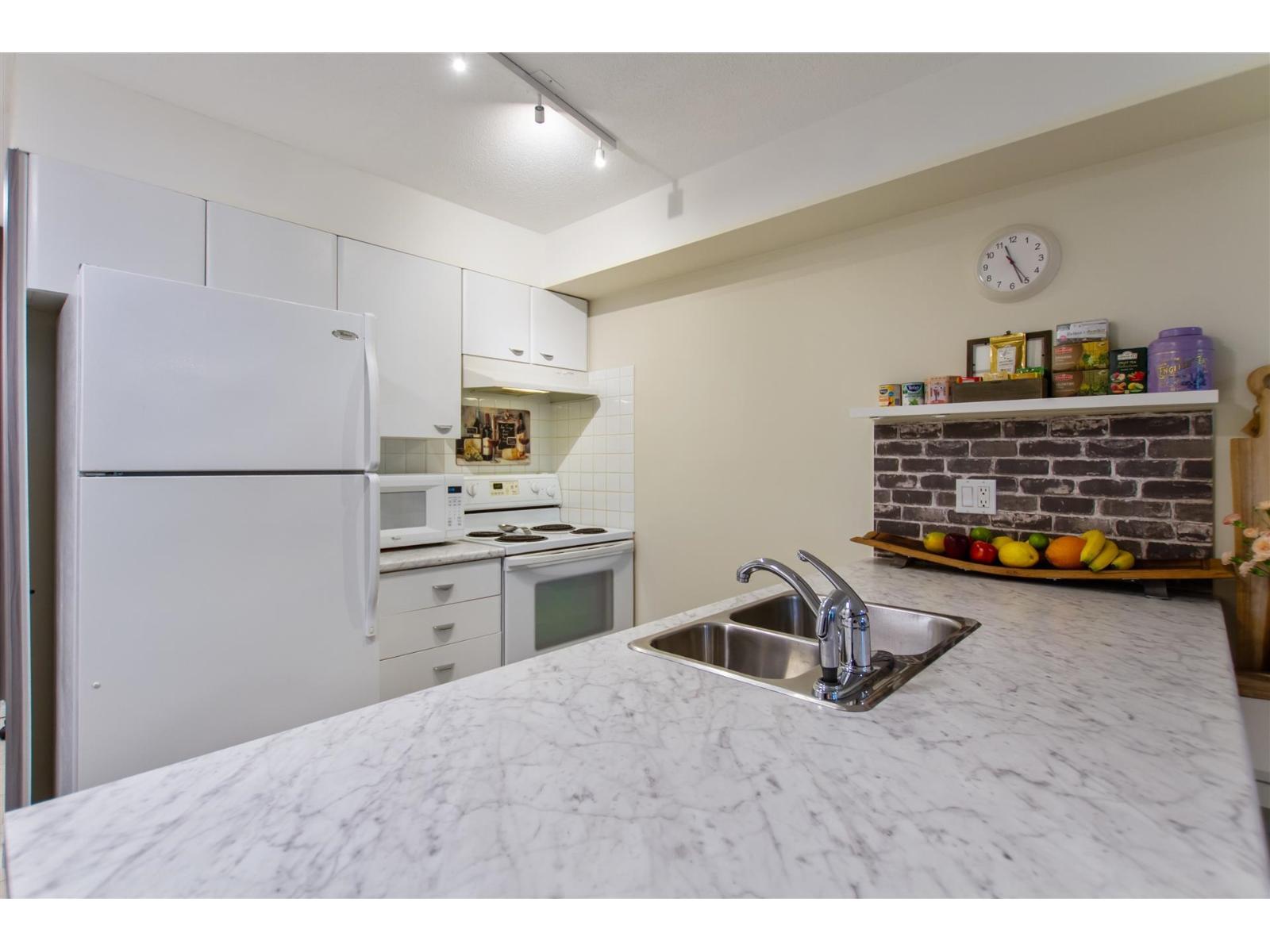 107 14877 100 Avenue Property Photo 7