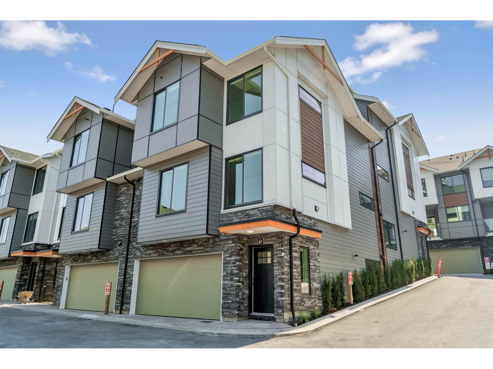 23 6035 141 Street Property Photo 1