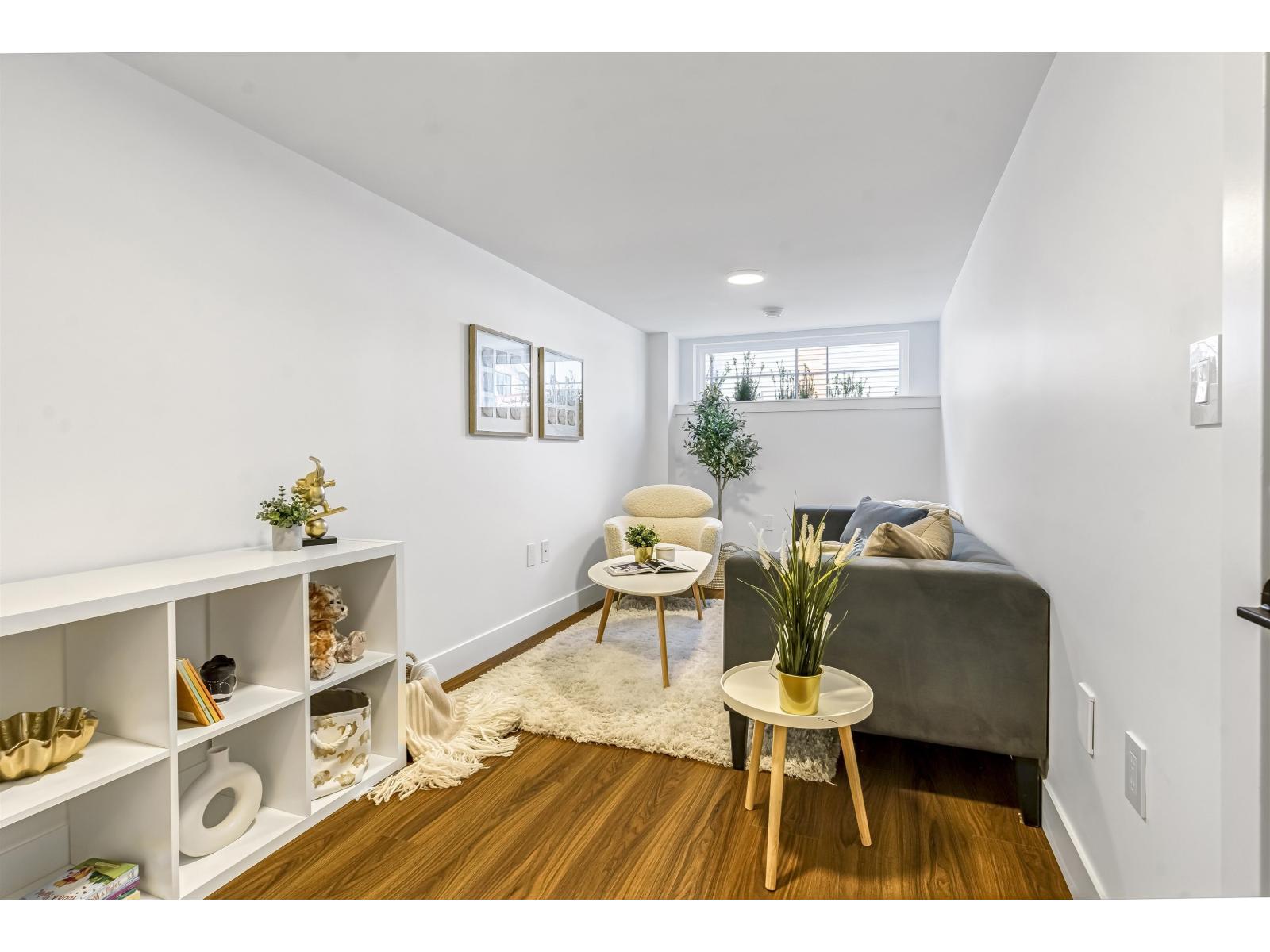 23 6035 141 Street Property Photo 2