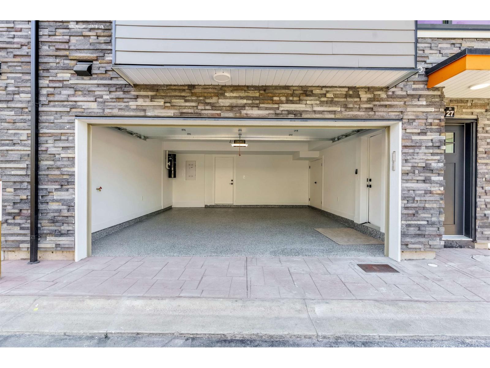 23 6035 141 Street Property Photo 37