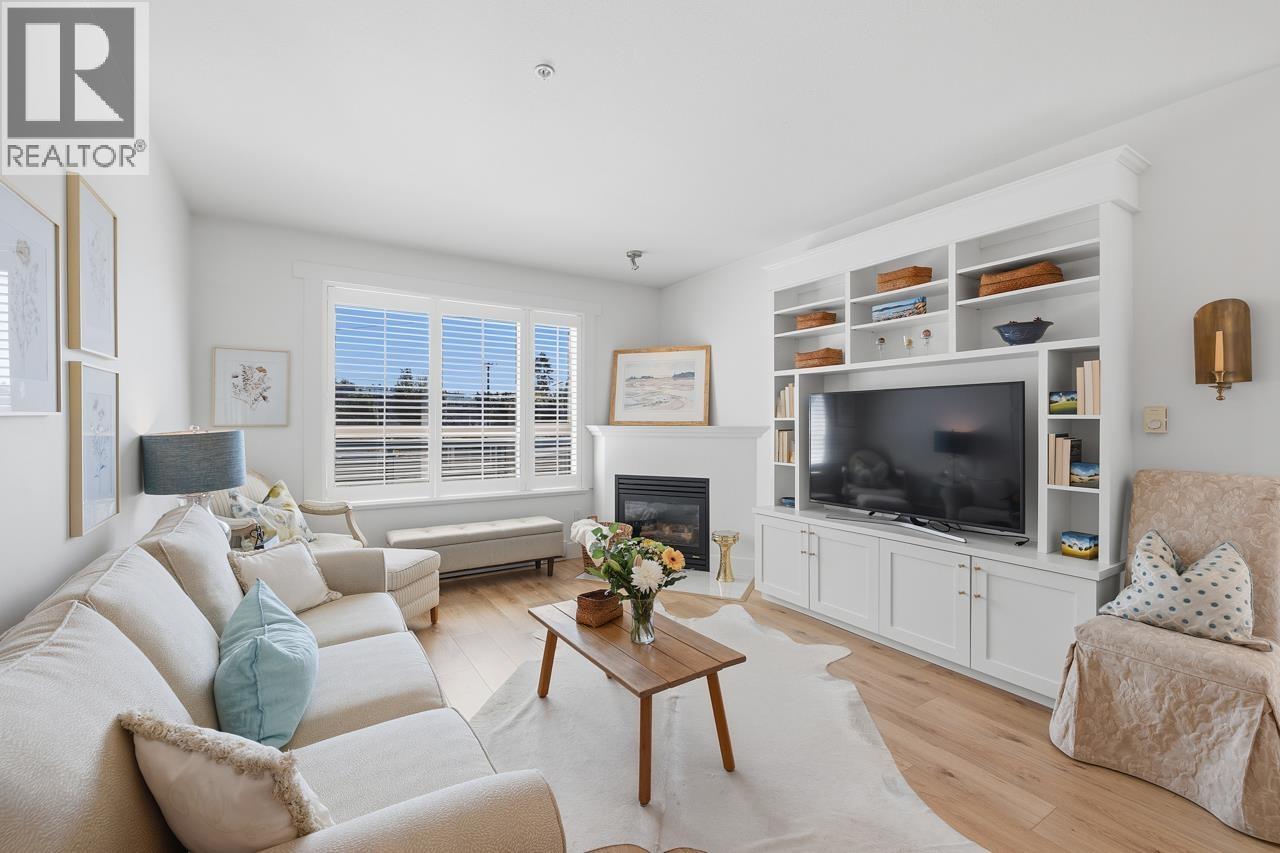 202 3151 Connaught Crescent Property Photo 1