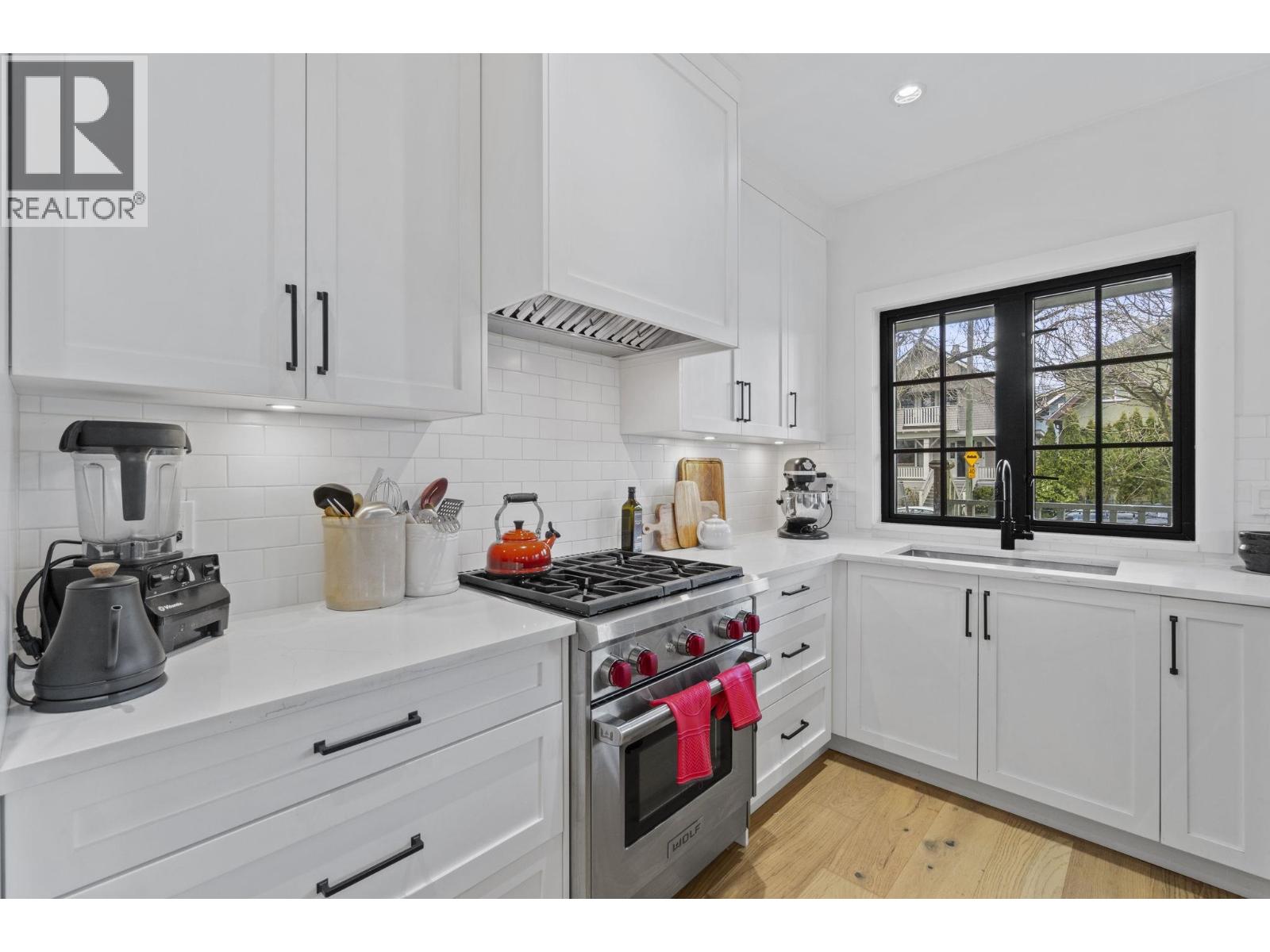 2072 Kitchener Street Property Photo 5