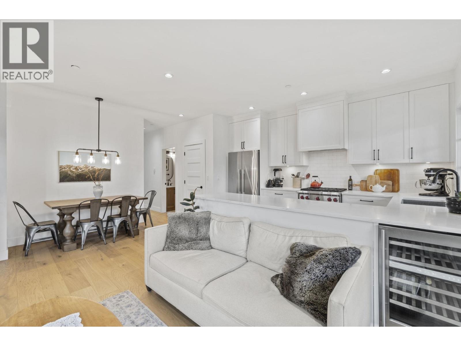 2072 Kitchener Street Property Photo 6