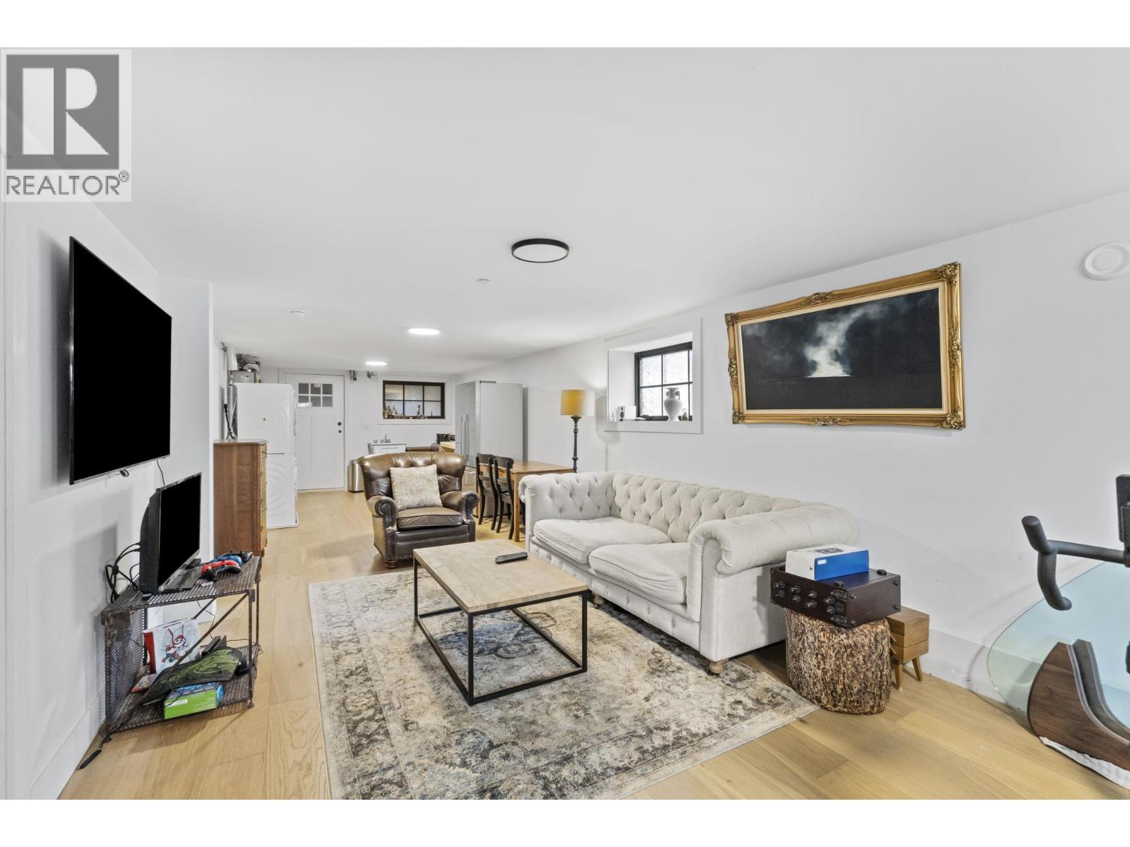 2072 Kitchener Street Property Photo 7