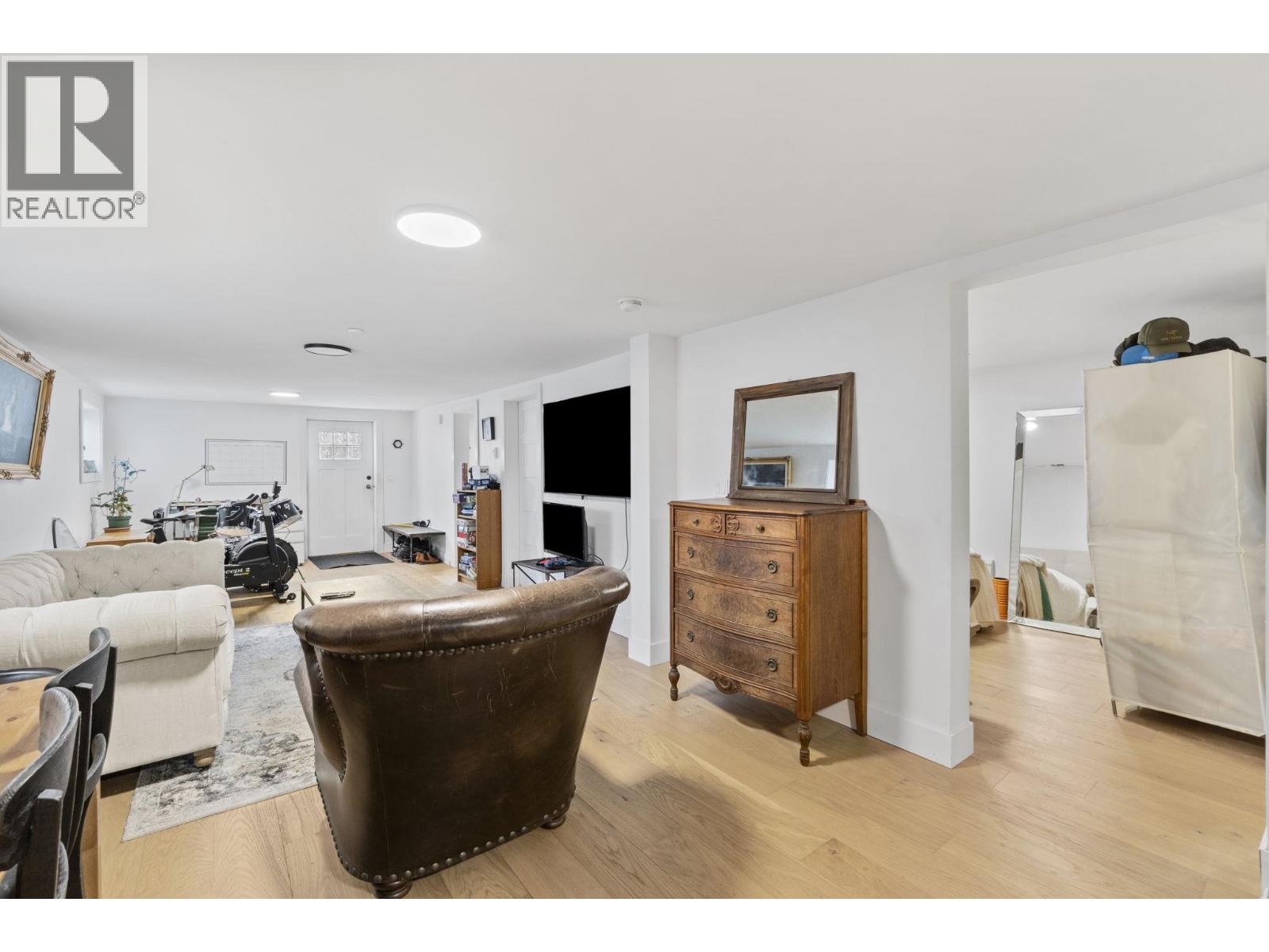 2072 Kitchener Street Property Photo 8