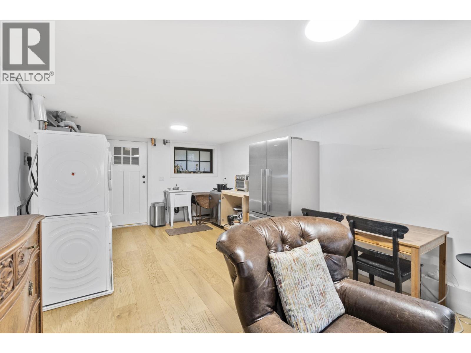 2072 Kitchener Street Property Photo 10