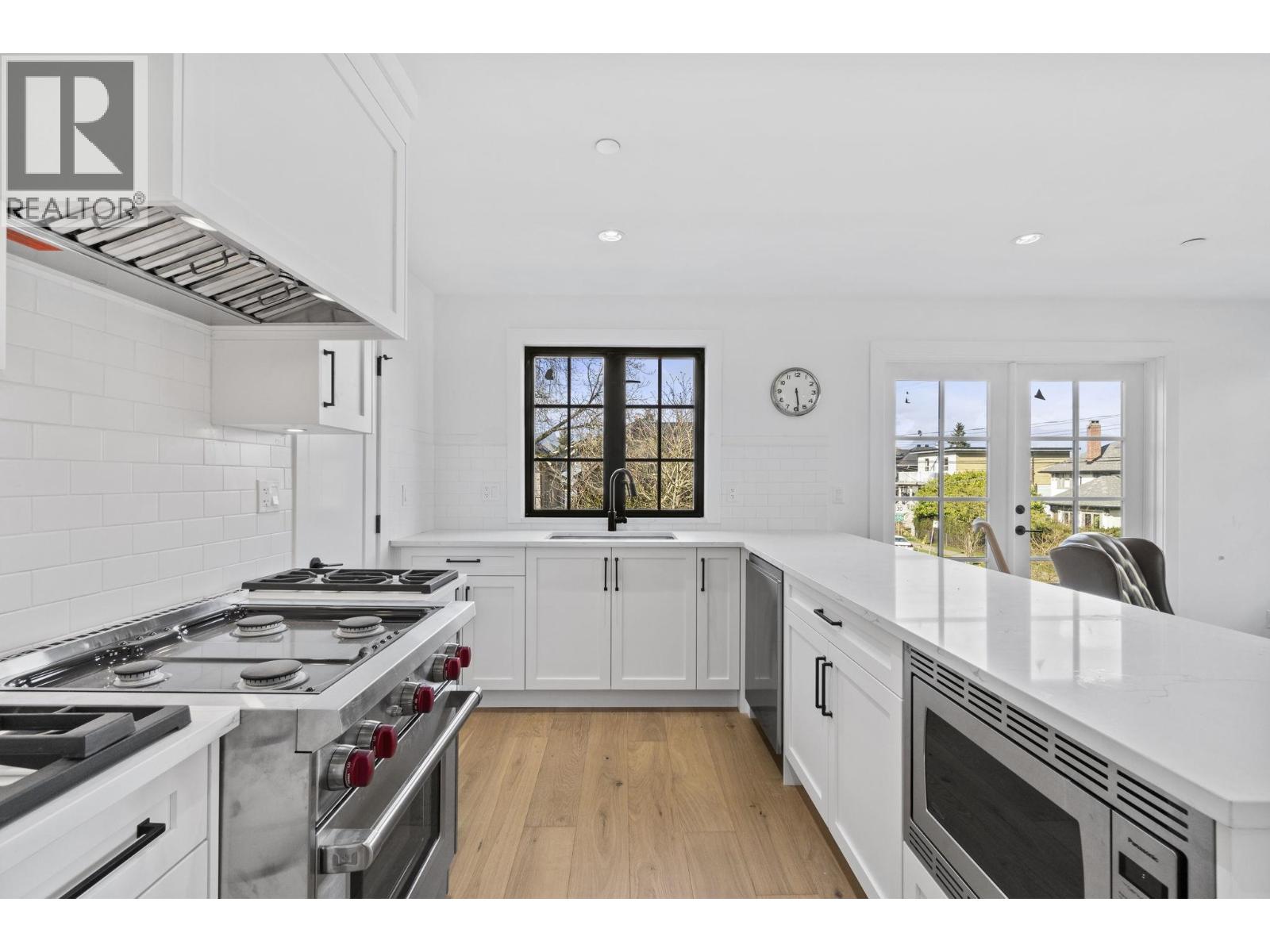 2072 Kitchener Street Property Photo 12