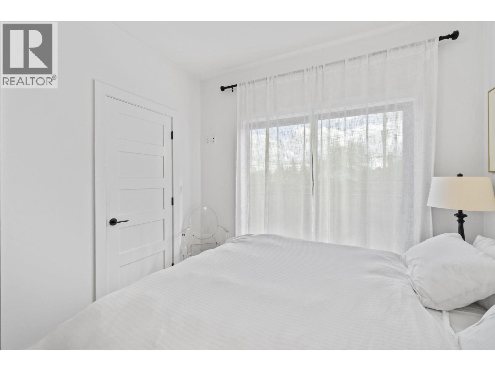 2072 Kitchener Street Property Photo 15