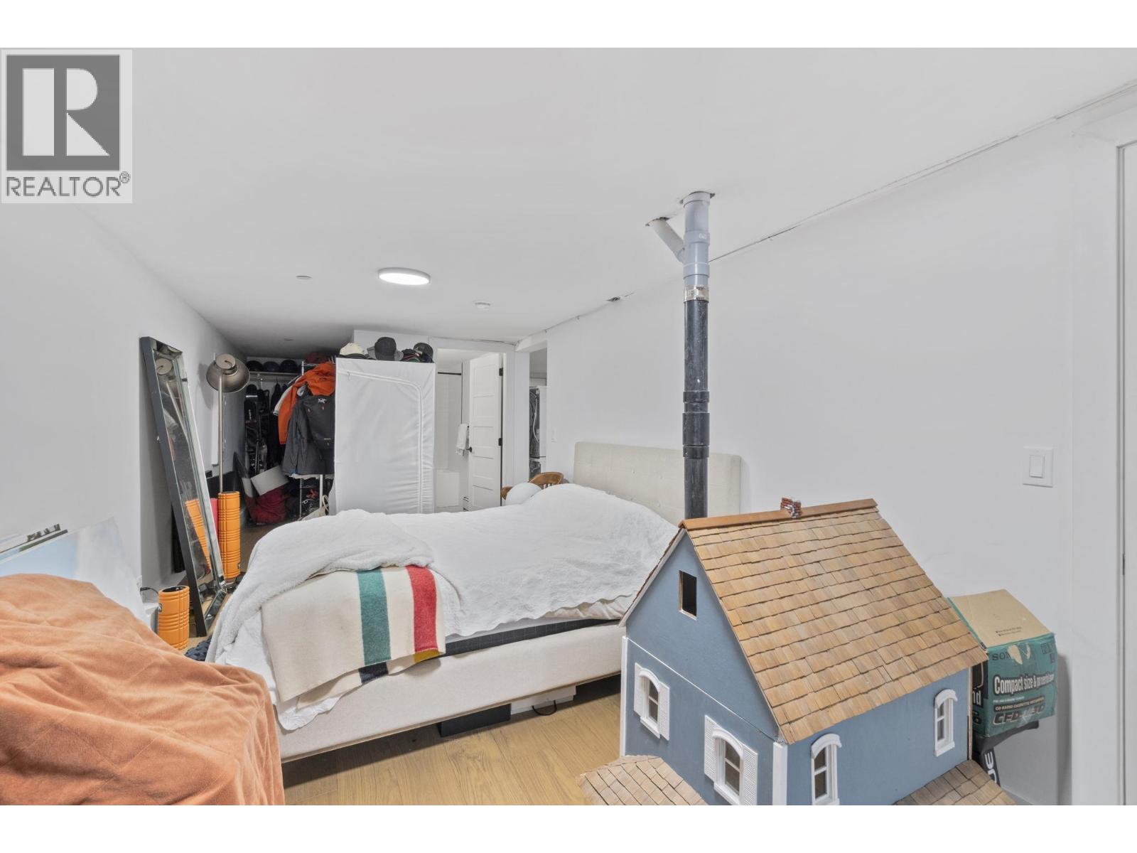2072 Kitchener Street Property Photo 19
