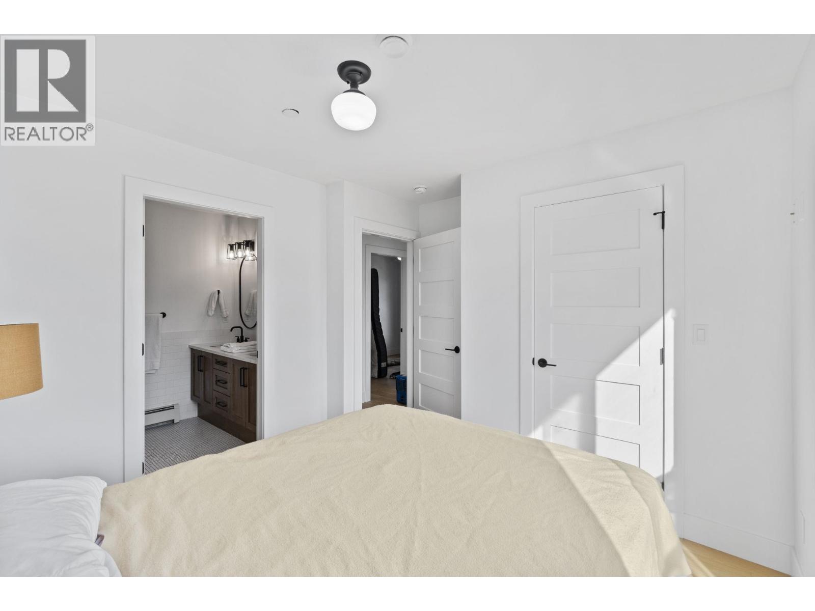 2072 Kitchener Street Property Photo 25