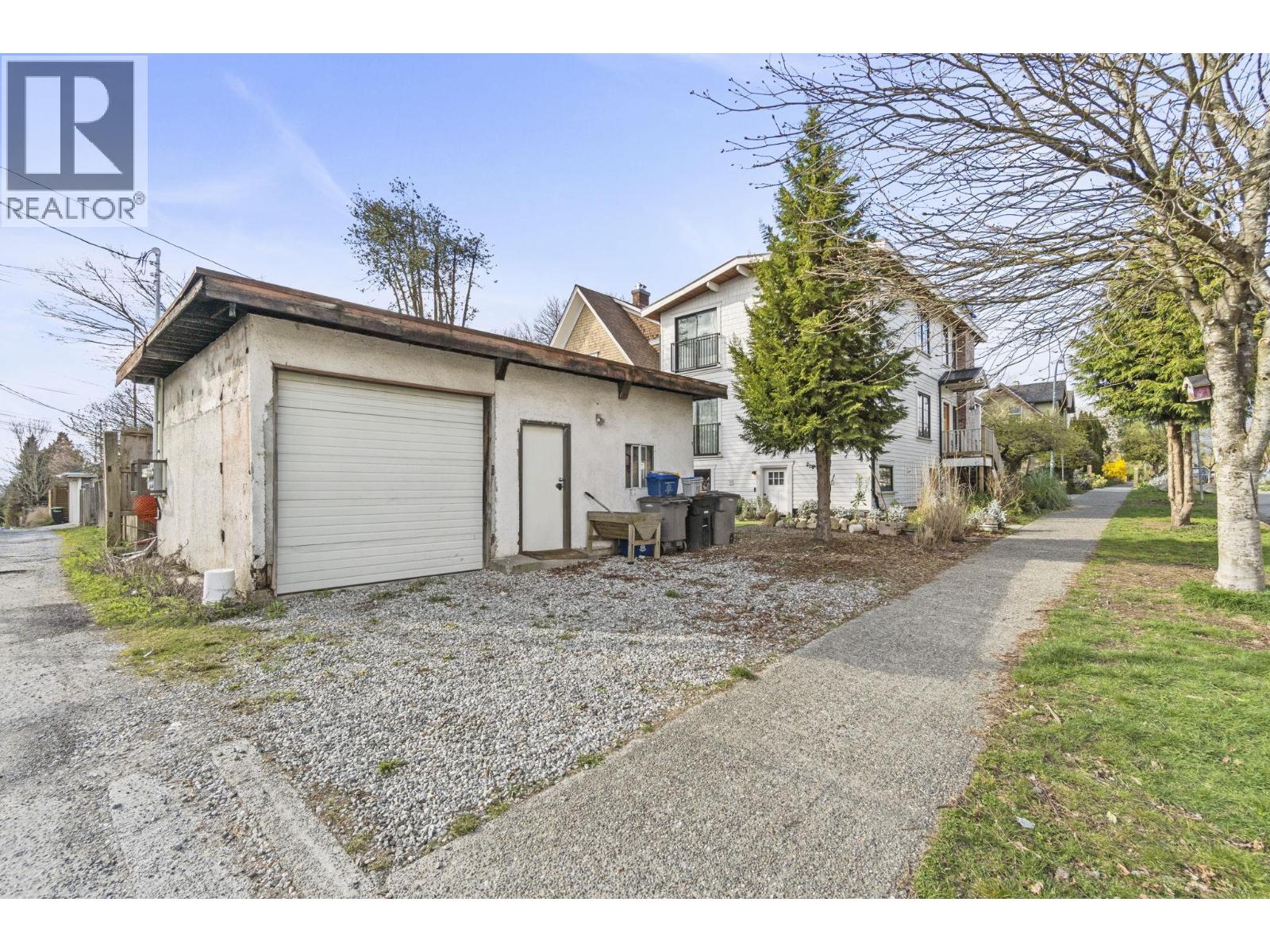 2072 Kitchener Street Property Photo 34
