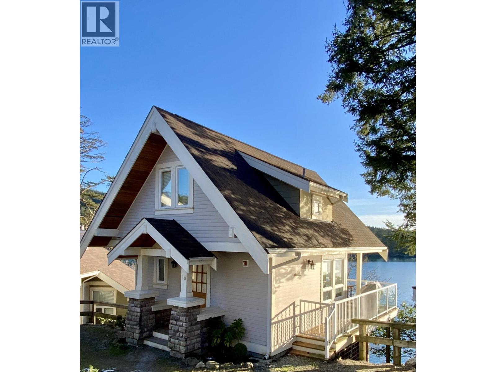 10c 2315 Mackinnon Road Property Photo 3
