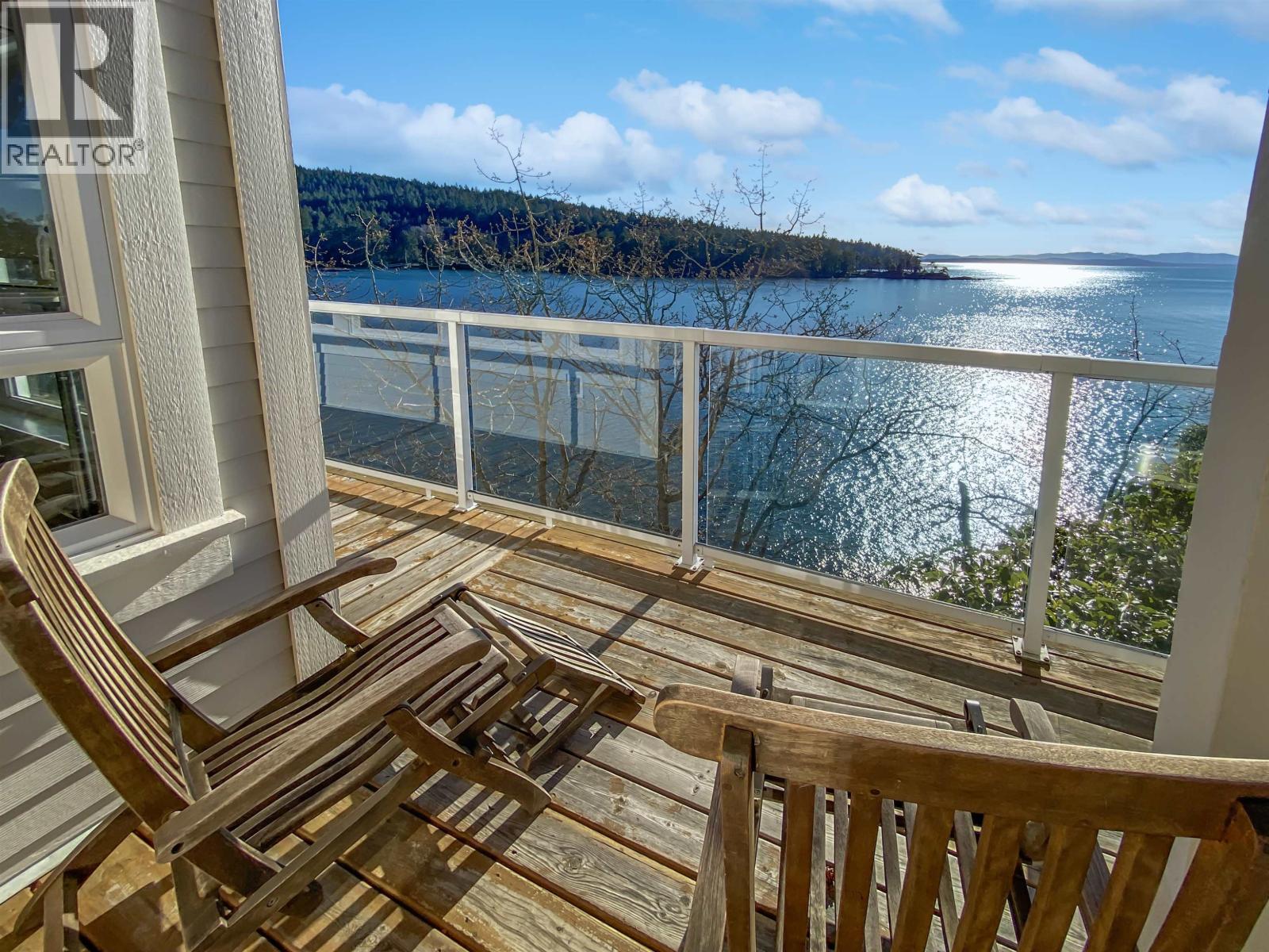 10c 2315 Mackinnon Road Property Photo 5