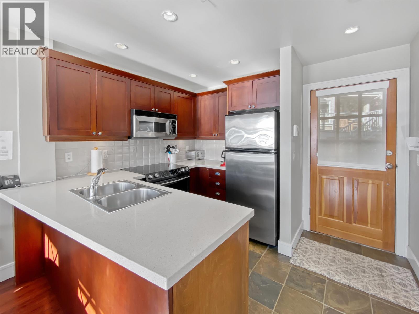 10c 2315 Mackinnon Road Property Photo 10