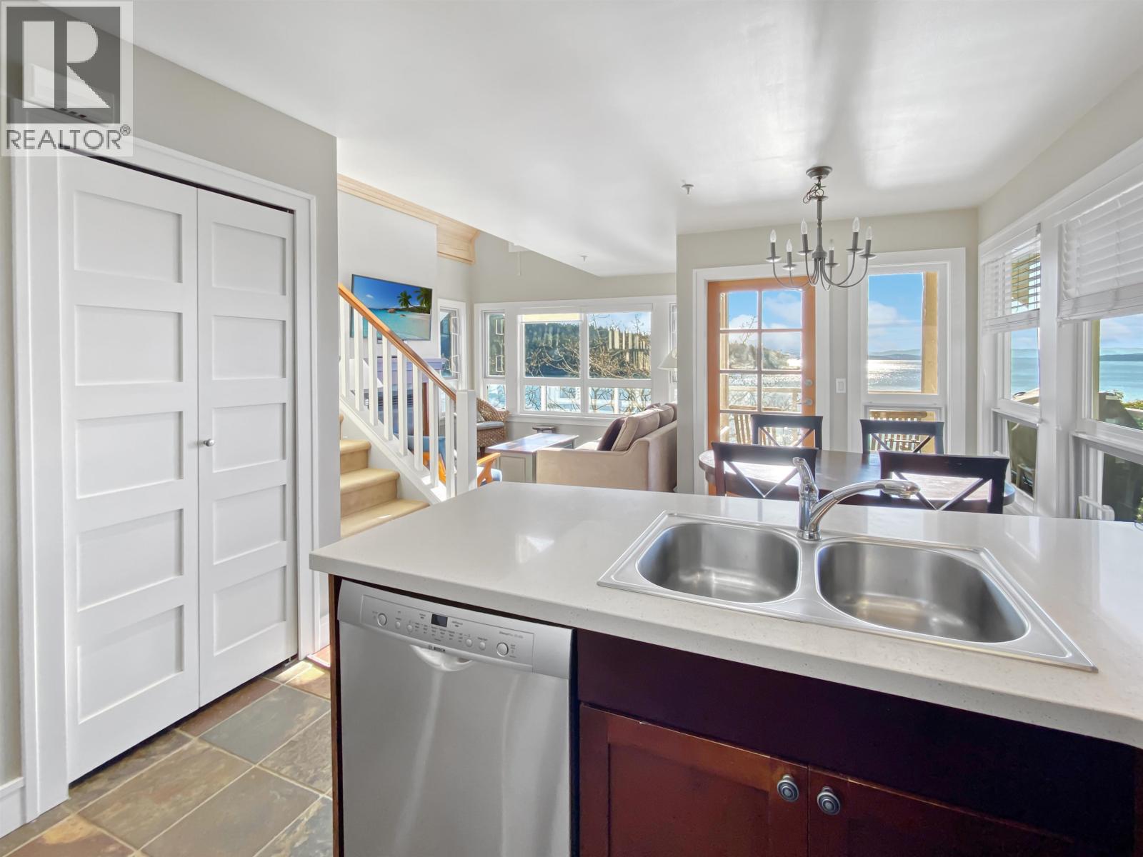 10c 2315 Mackinnon Road Property Photo 11