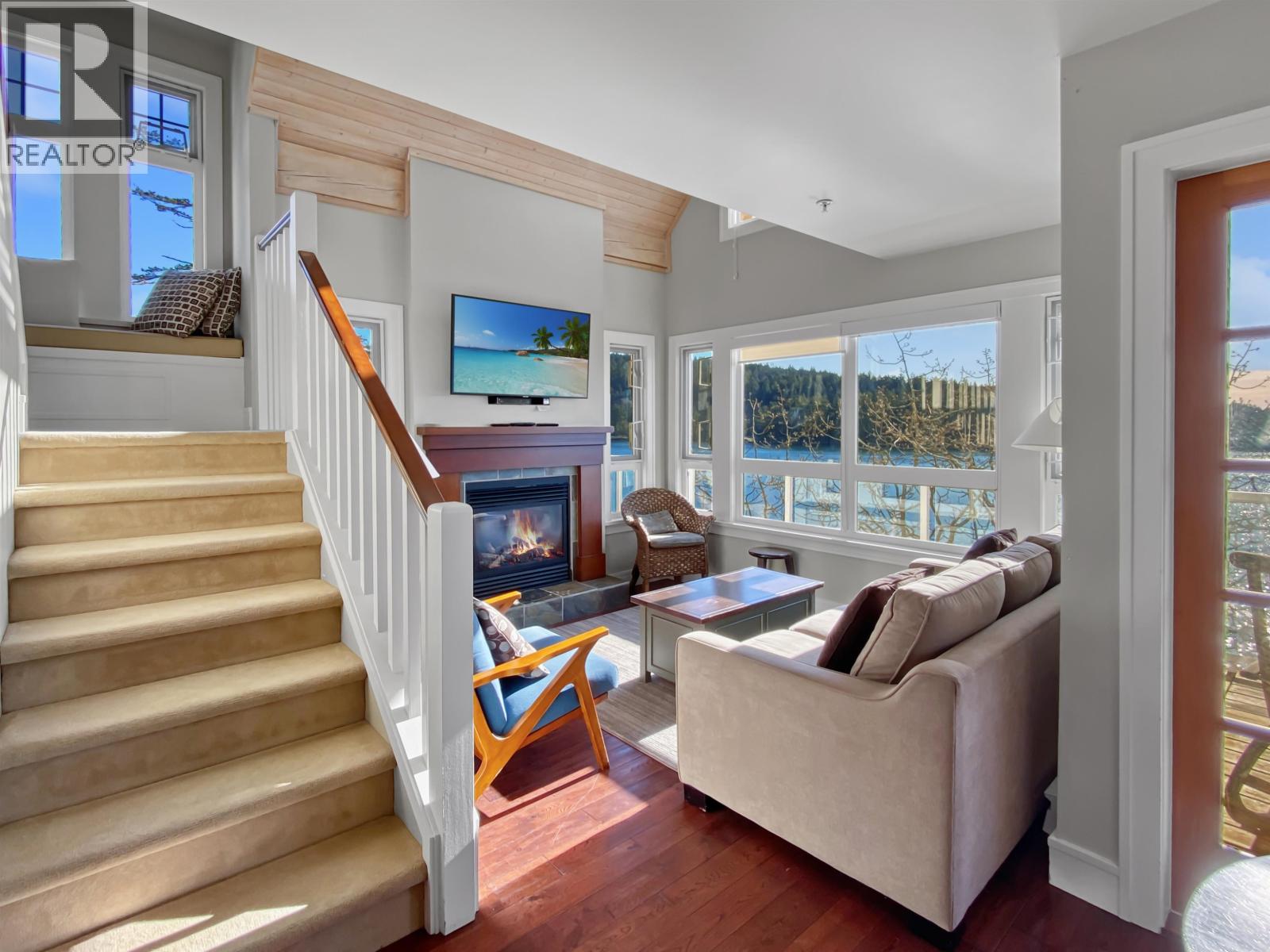 10c 2315 Mackinnon Road Property Photo 13