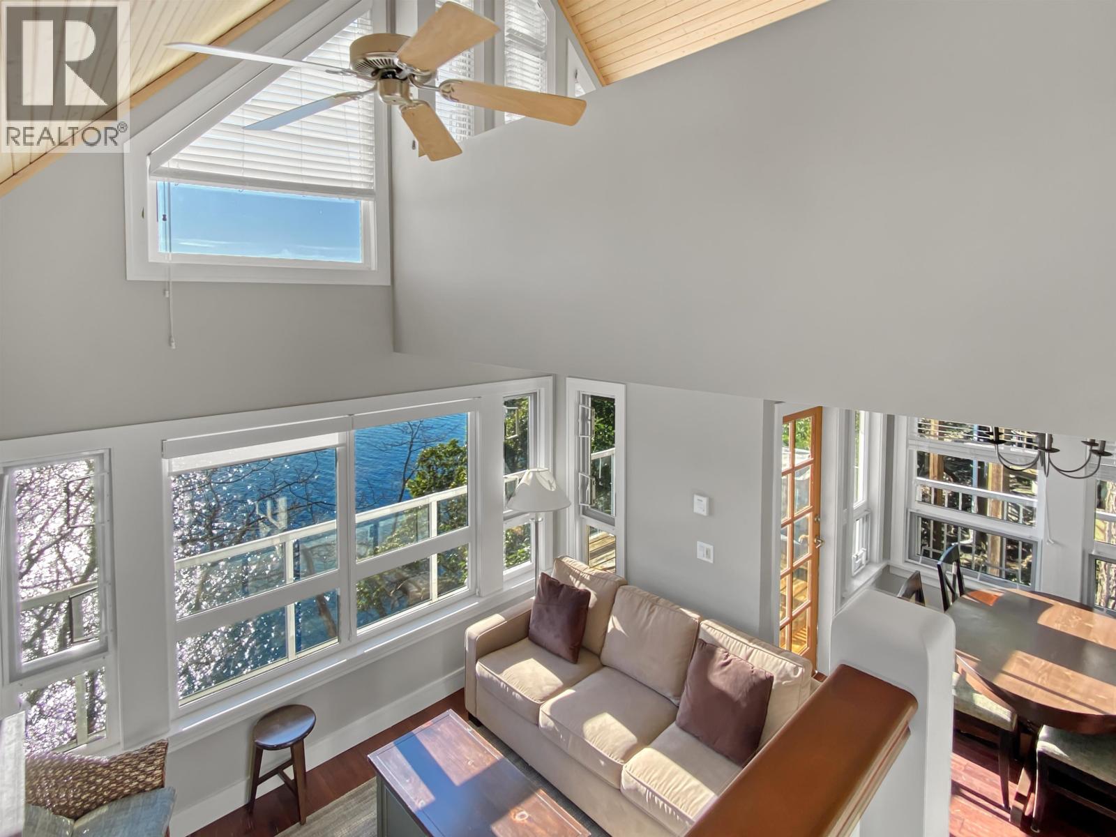10c 2315 Mackinnon Road Property Photo 15