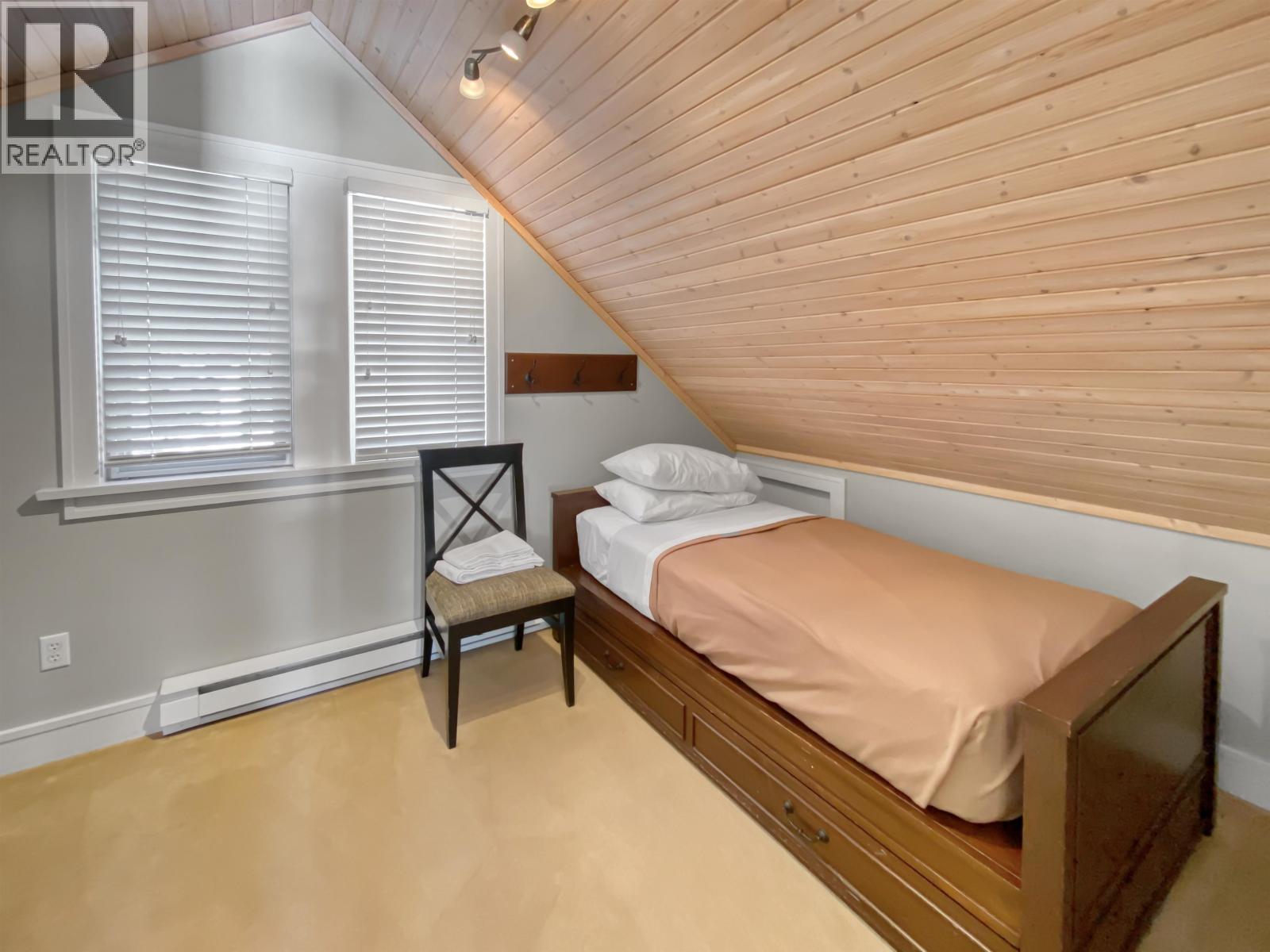 10c 2315 Mackinnon Road Property Photo 23