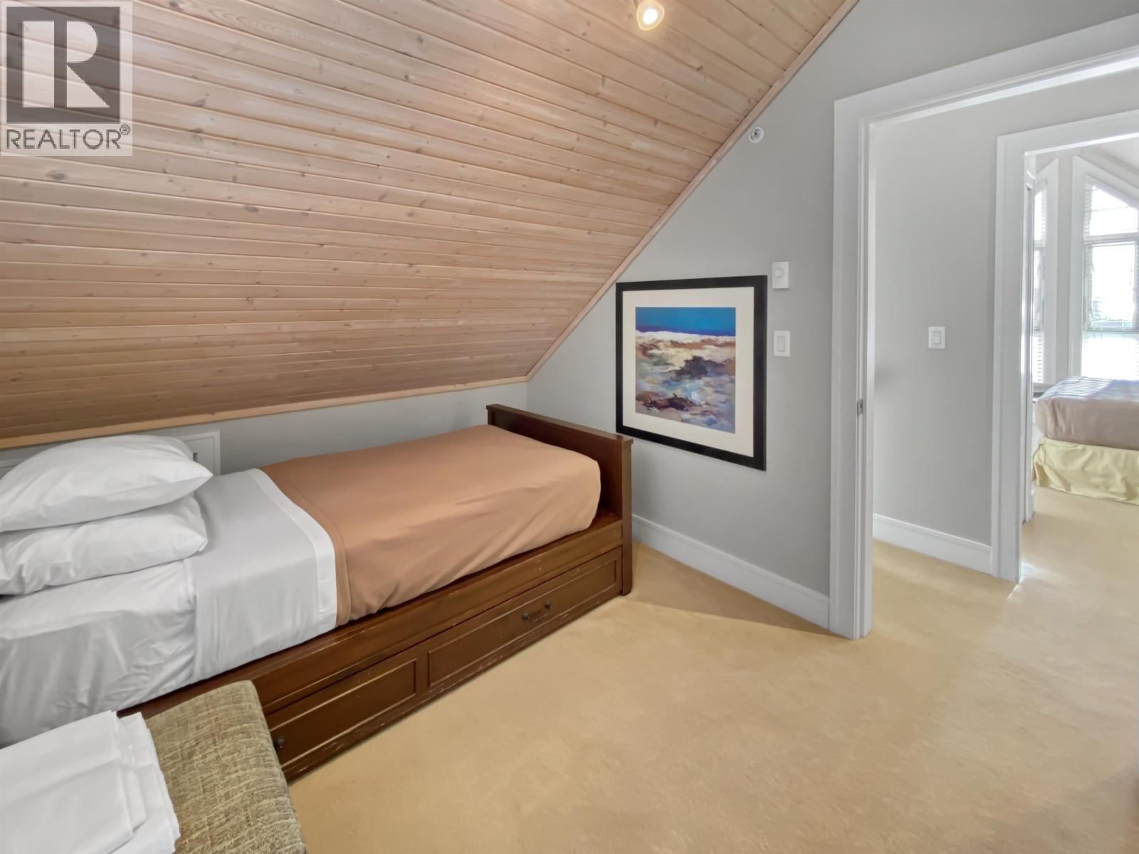 10c 2315 Mackinnon Road Property Photo 24