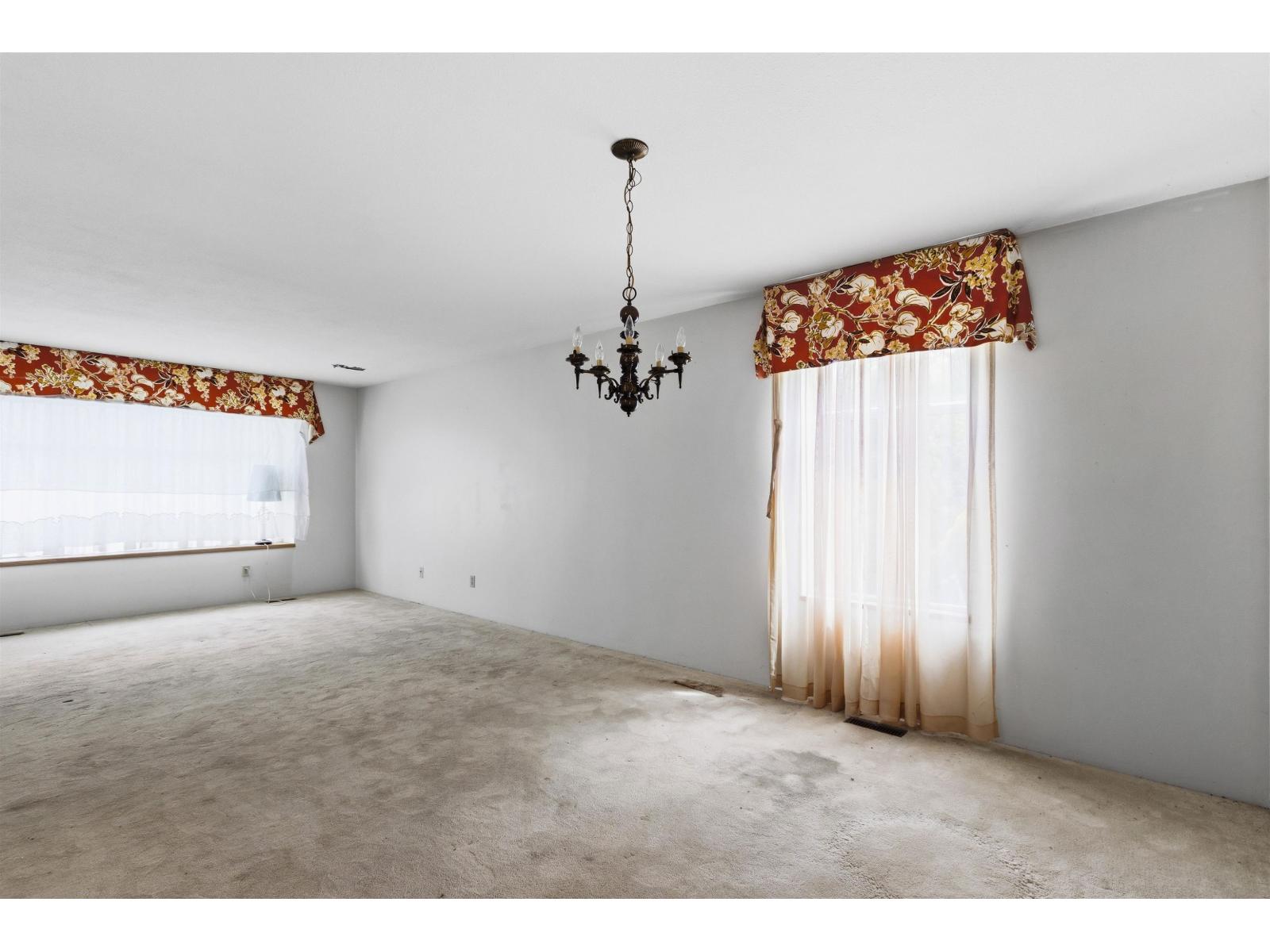 9381 139 Street Property Photo 7