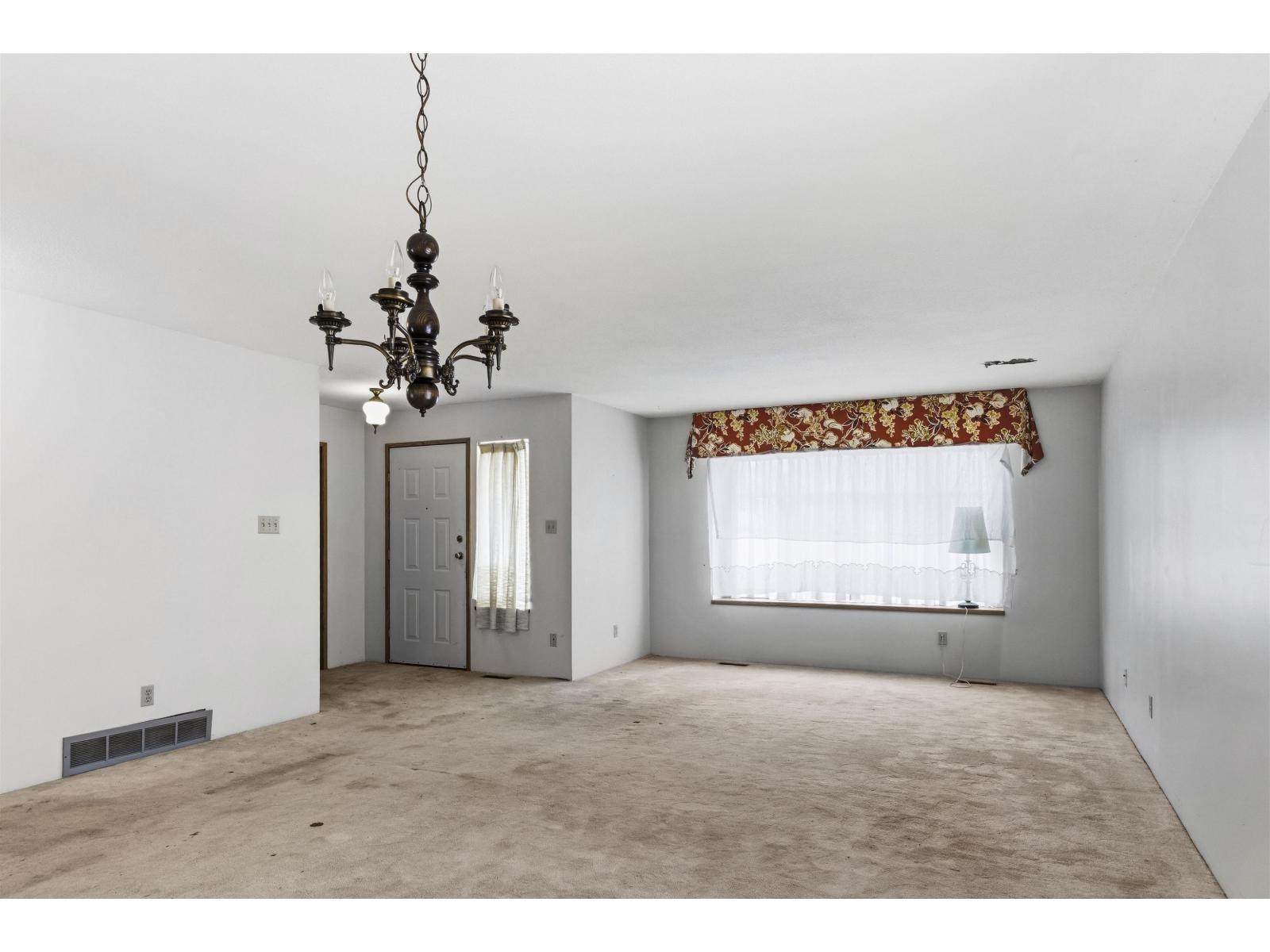 9381 139 Street Property Photo 8