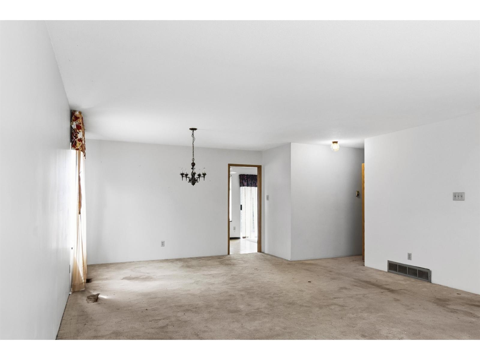 9381 139 Street Property Photo 10