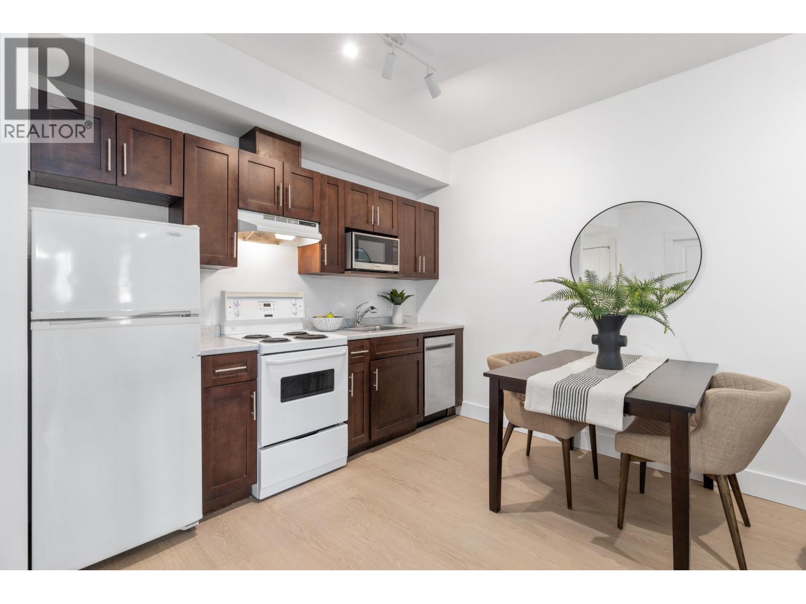 302 7330 Arbutus Street Property Photo 5
