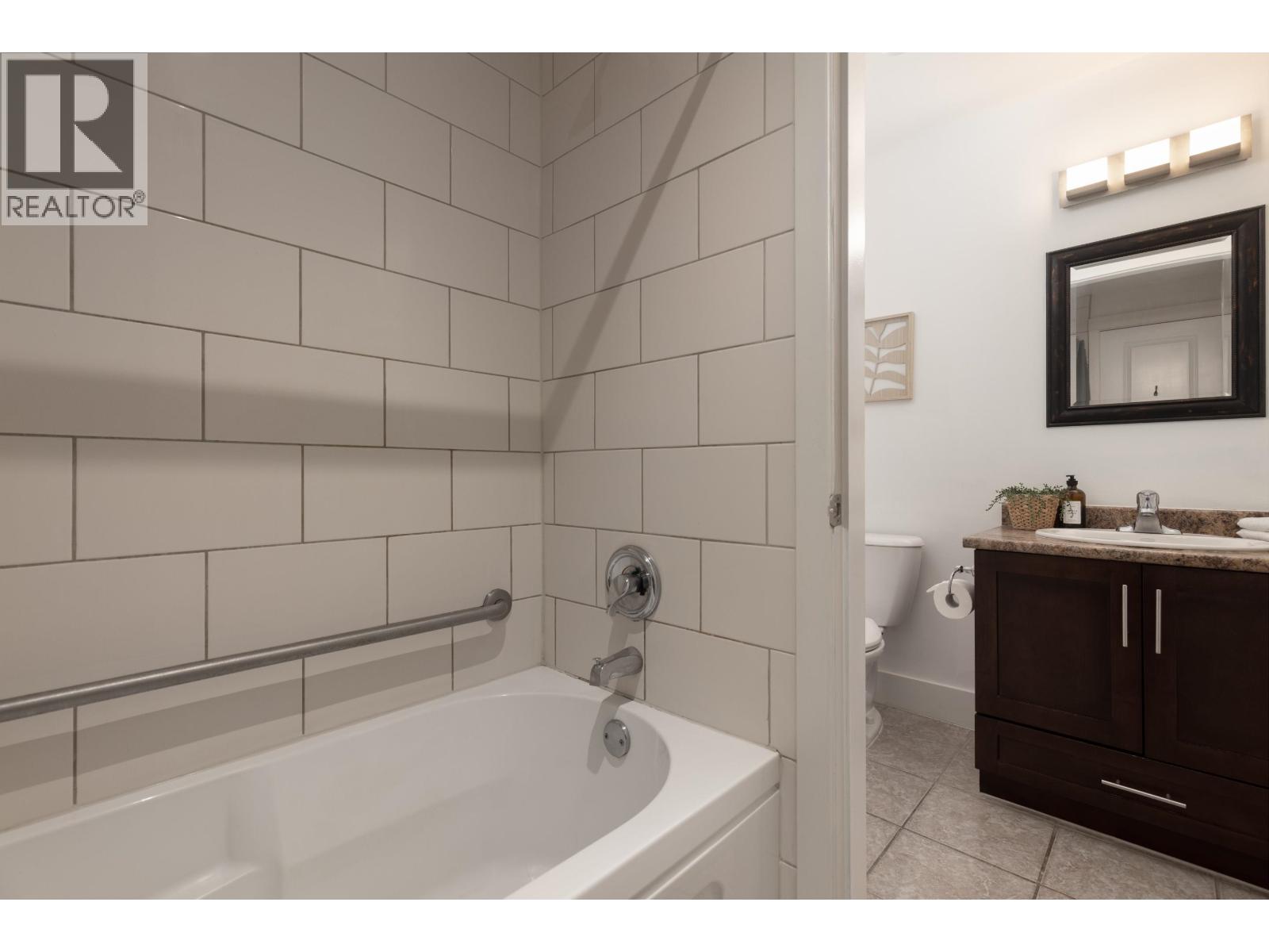 302 7330 Arbutus Street Property Photo 10