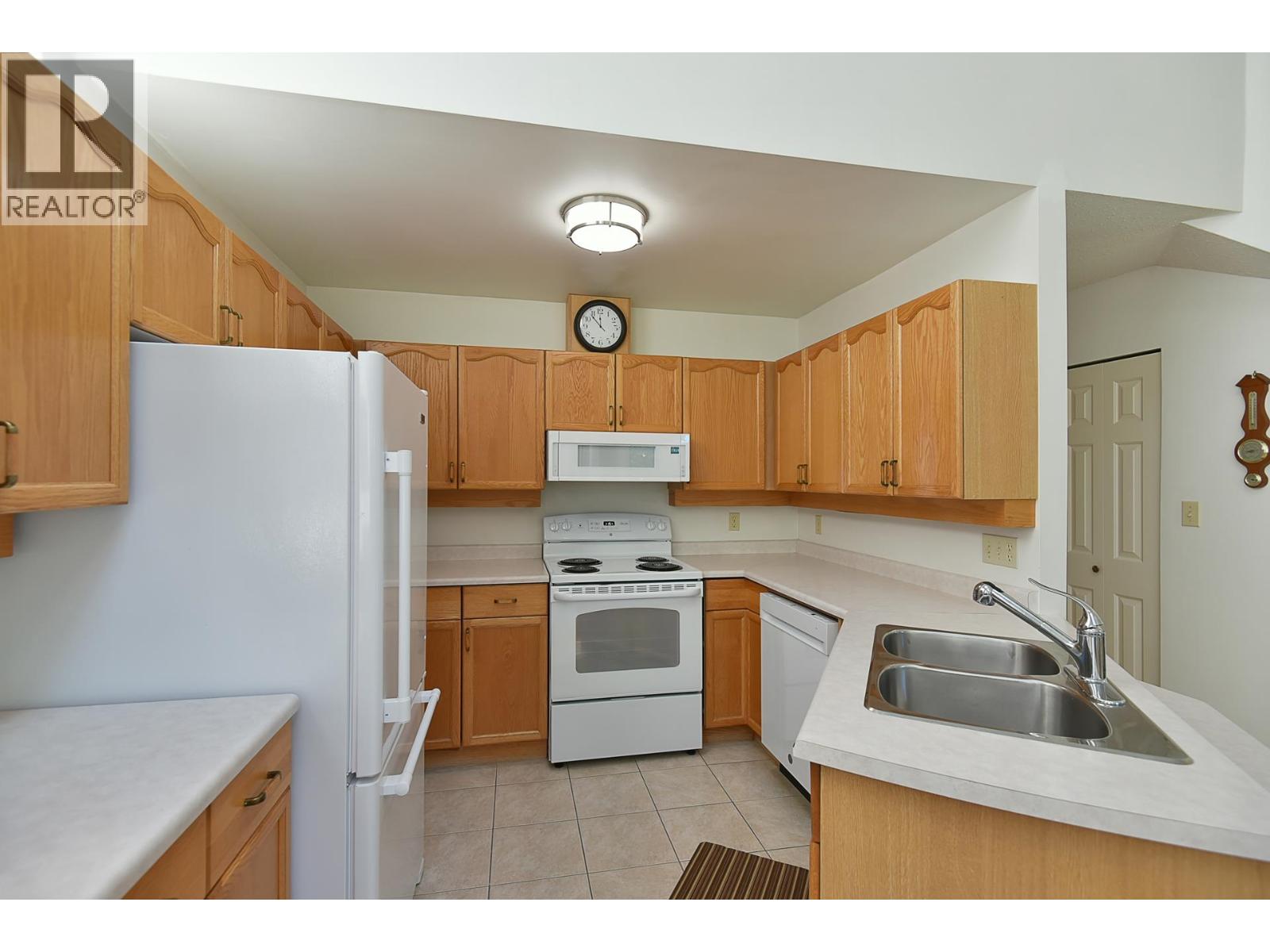 11 5761 Wharf Avenue Property Photo 3