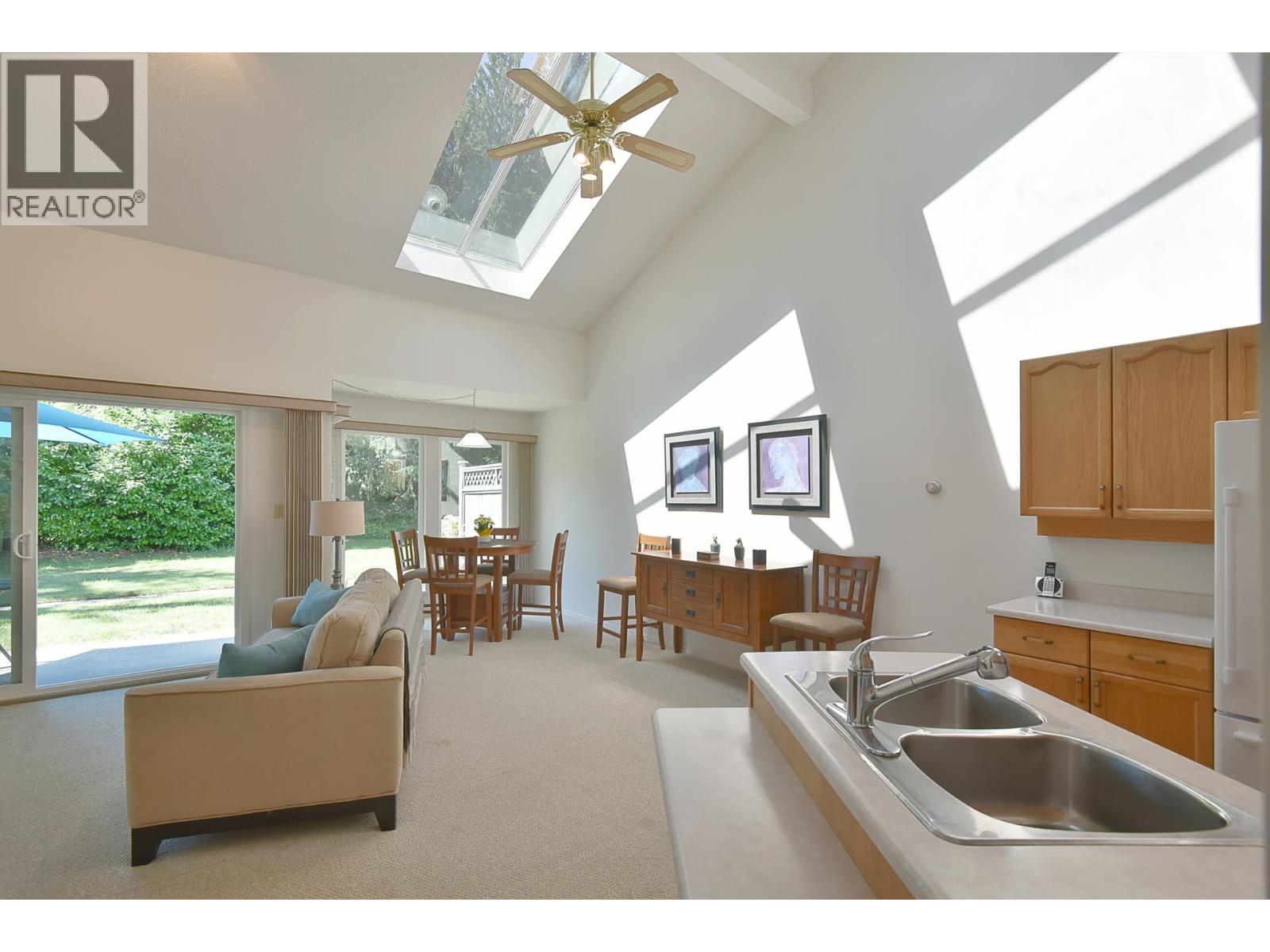 11 5761 Wharf Avenue Property Photo 4