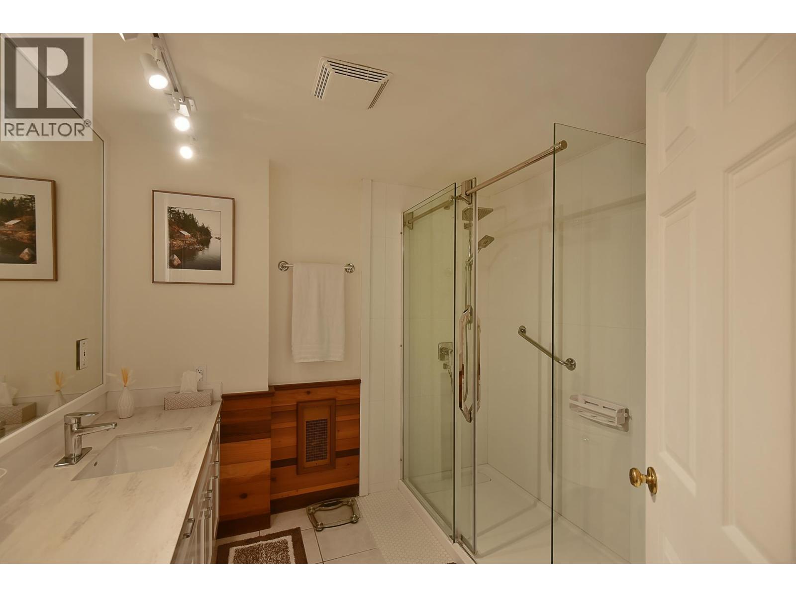 11 5761 Wharf Avenue Property Photo 10