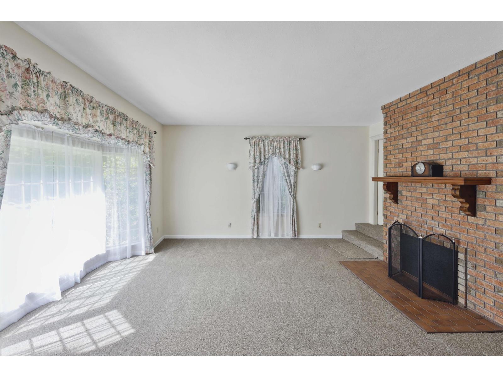 9526 Slater Street Property Photo 6