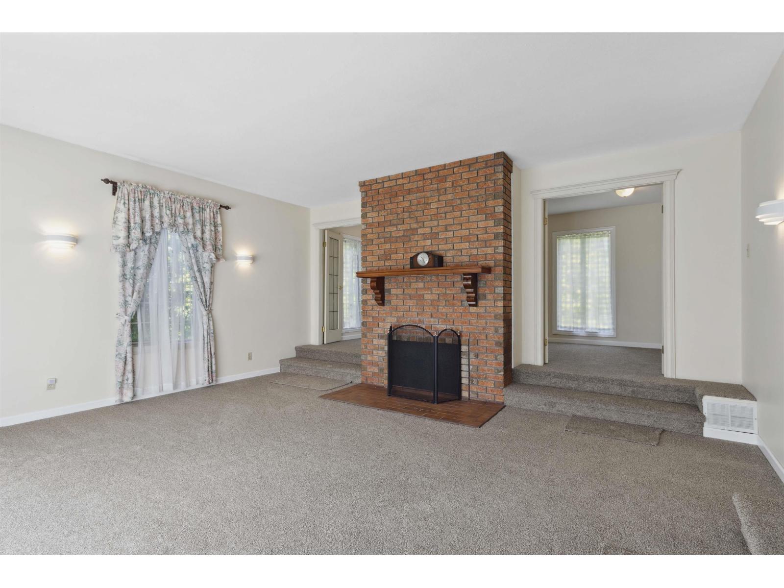 9526 Slater Street Property Photo 8
