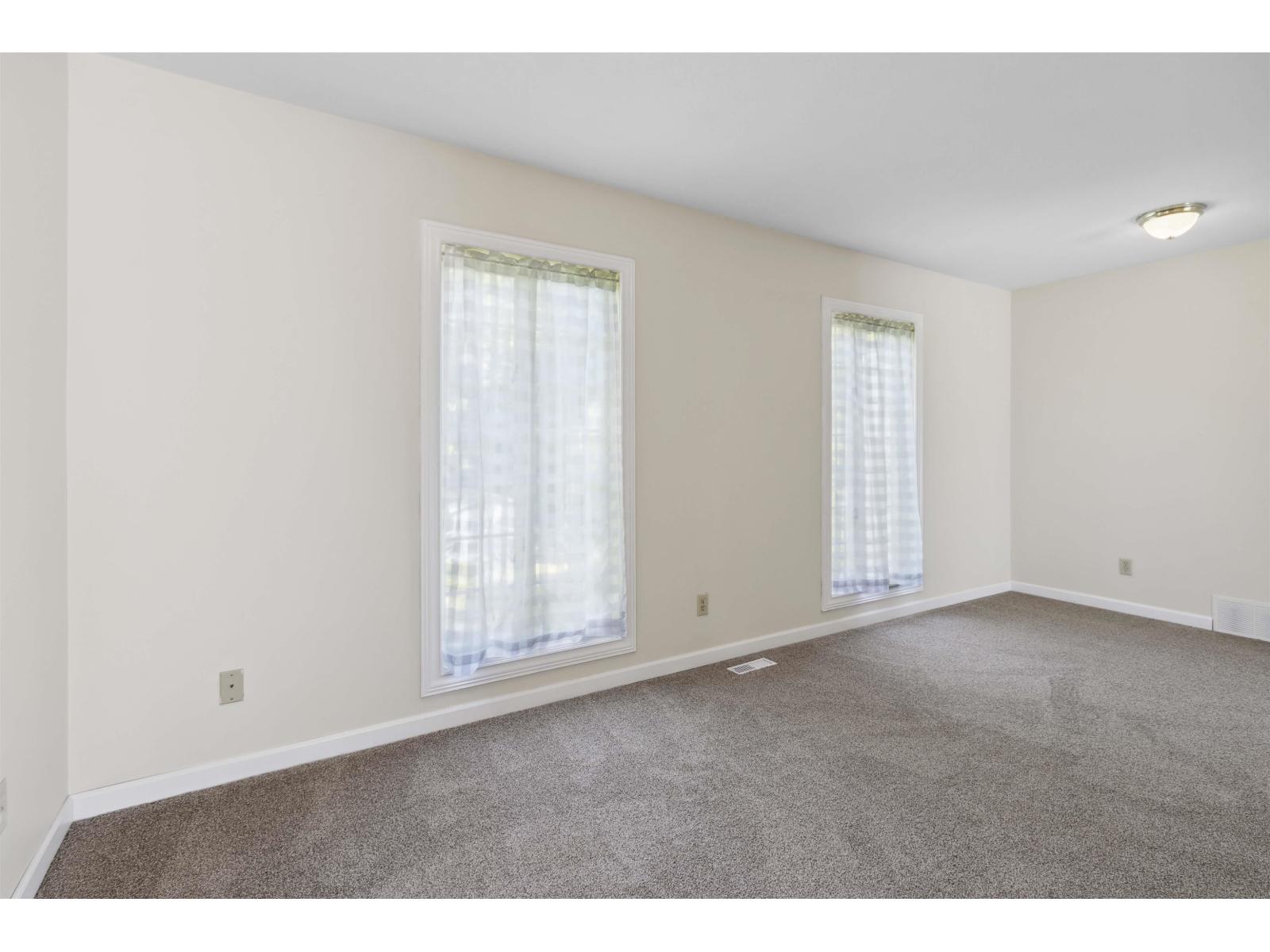 9526 Slater Street Property Photo 10