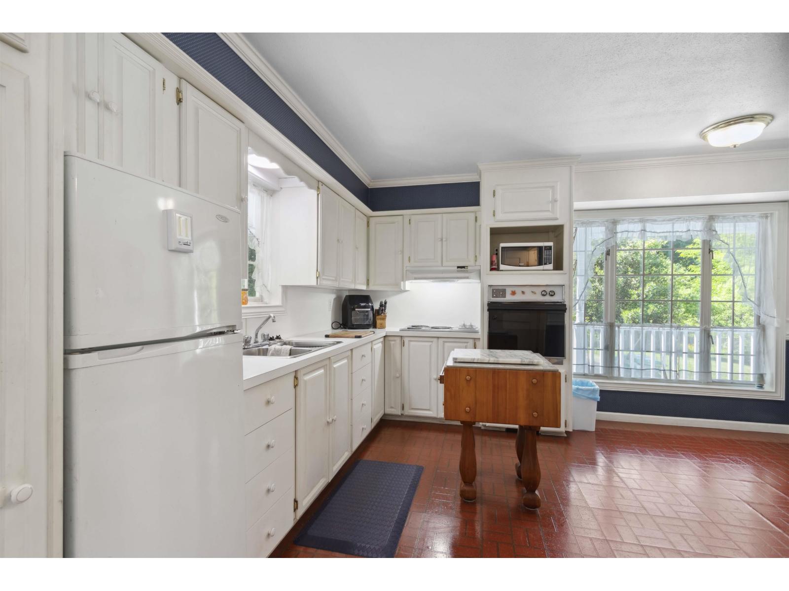 9526 Slater Street Property Photo 13