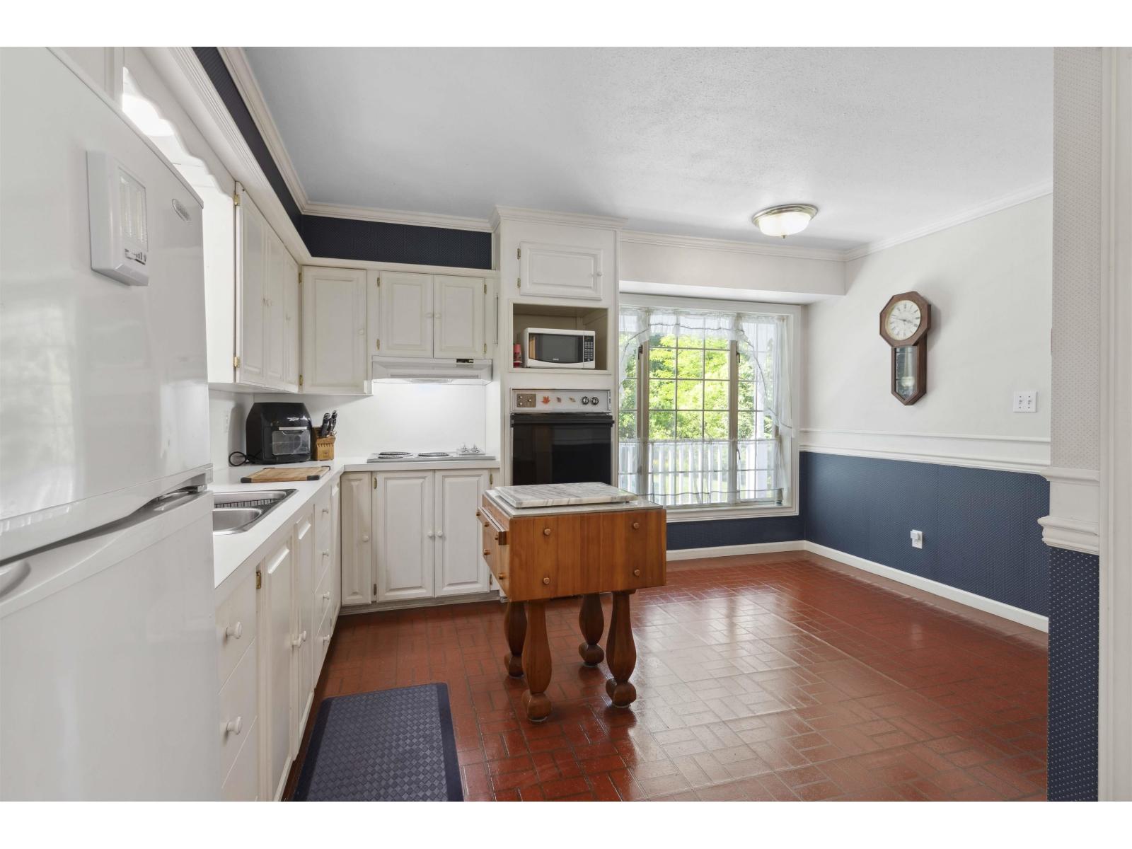 9526 Slater Street Property Photo 14