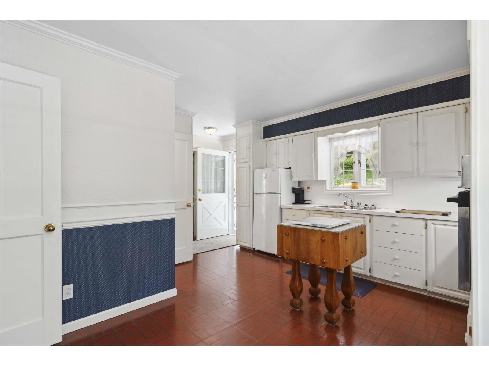 9526 Slater Street Property Photo 15