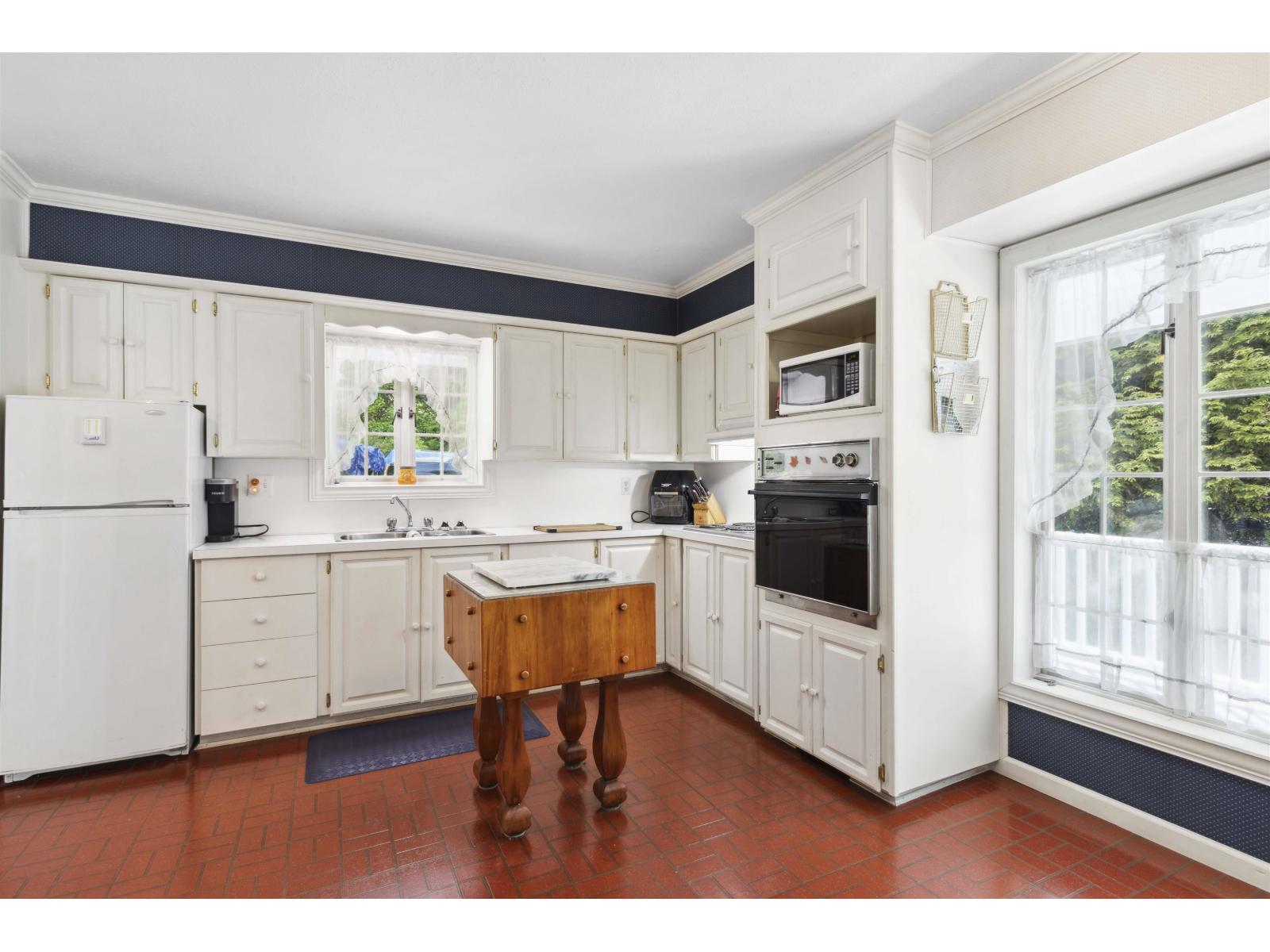 9526 Slater Street Property Photo 16