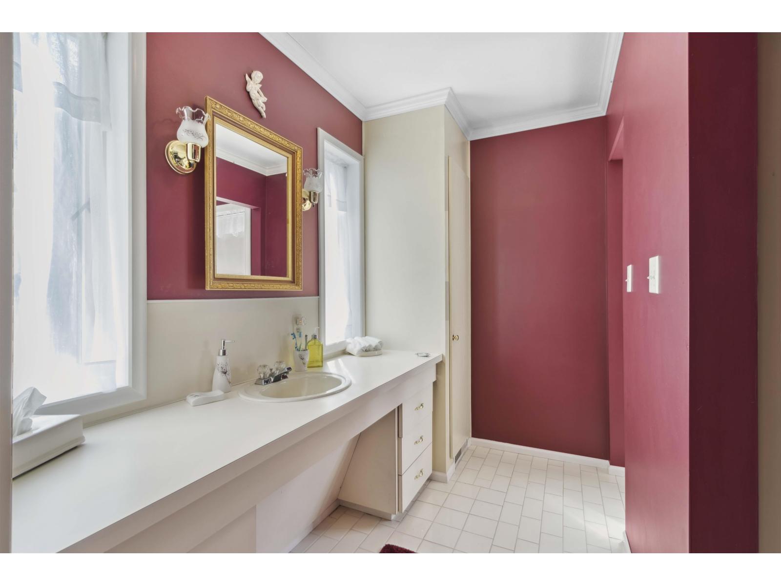 9526 Slater Street Property Photo 21