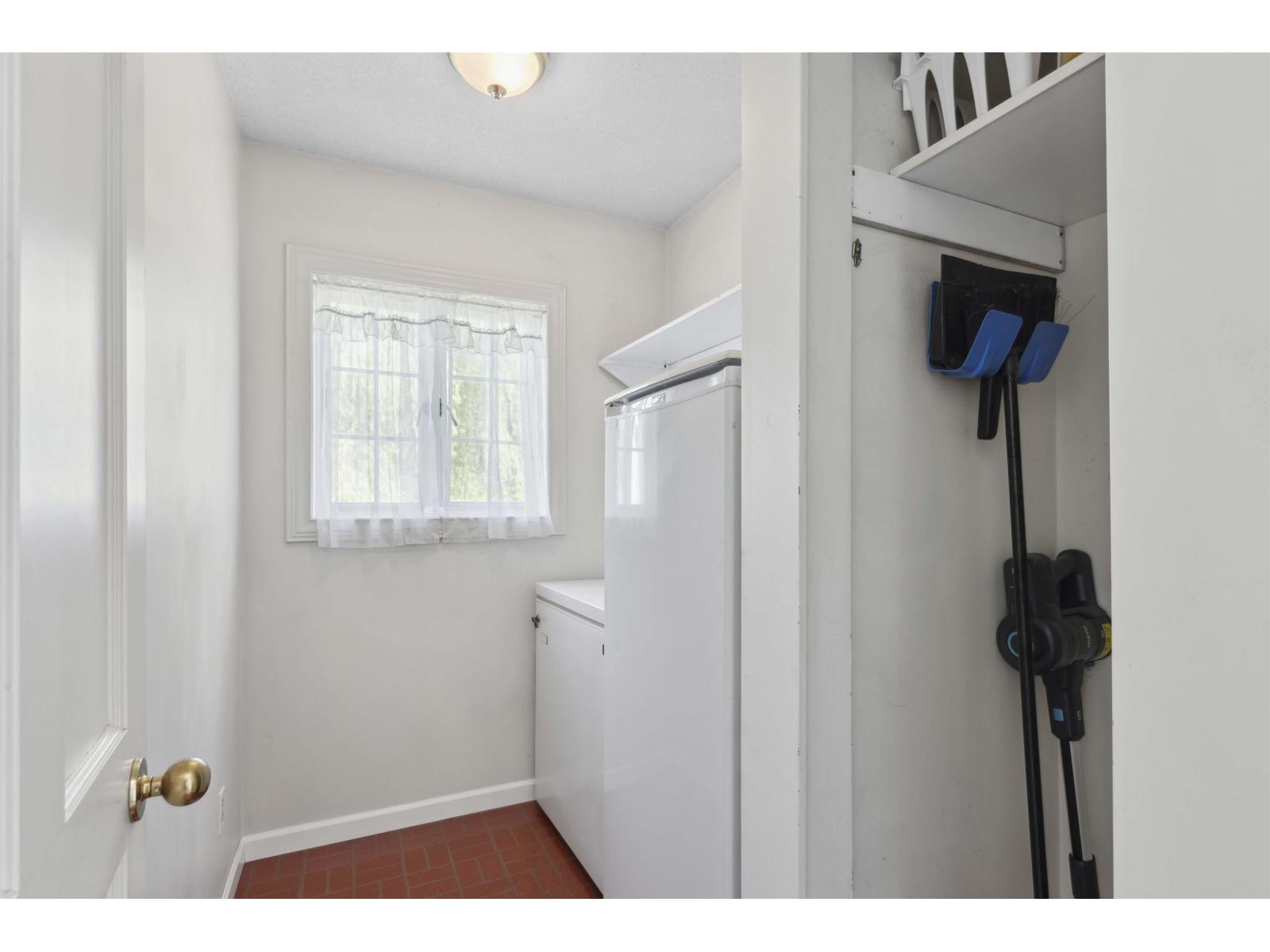9526 Slater Street Property Photo 23