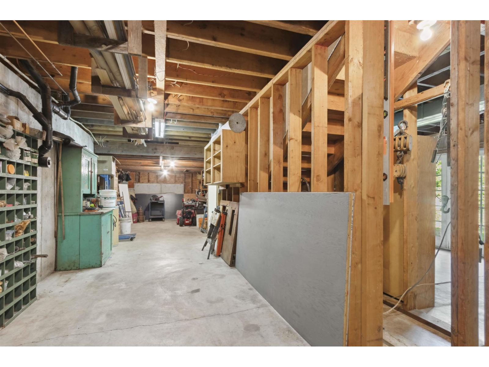 9526 Slater Street Property Photo 29