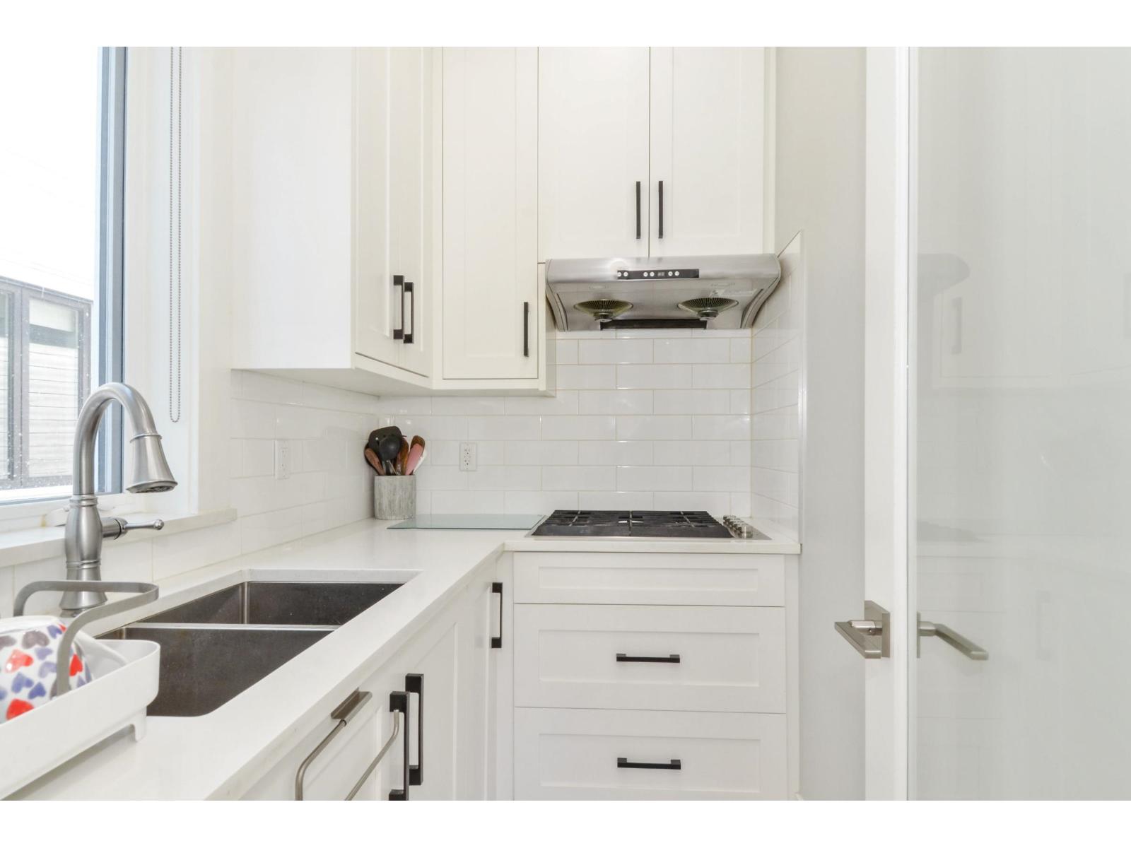 14149 16 Avenue Property Photo 10
