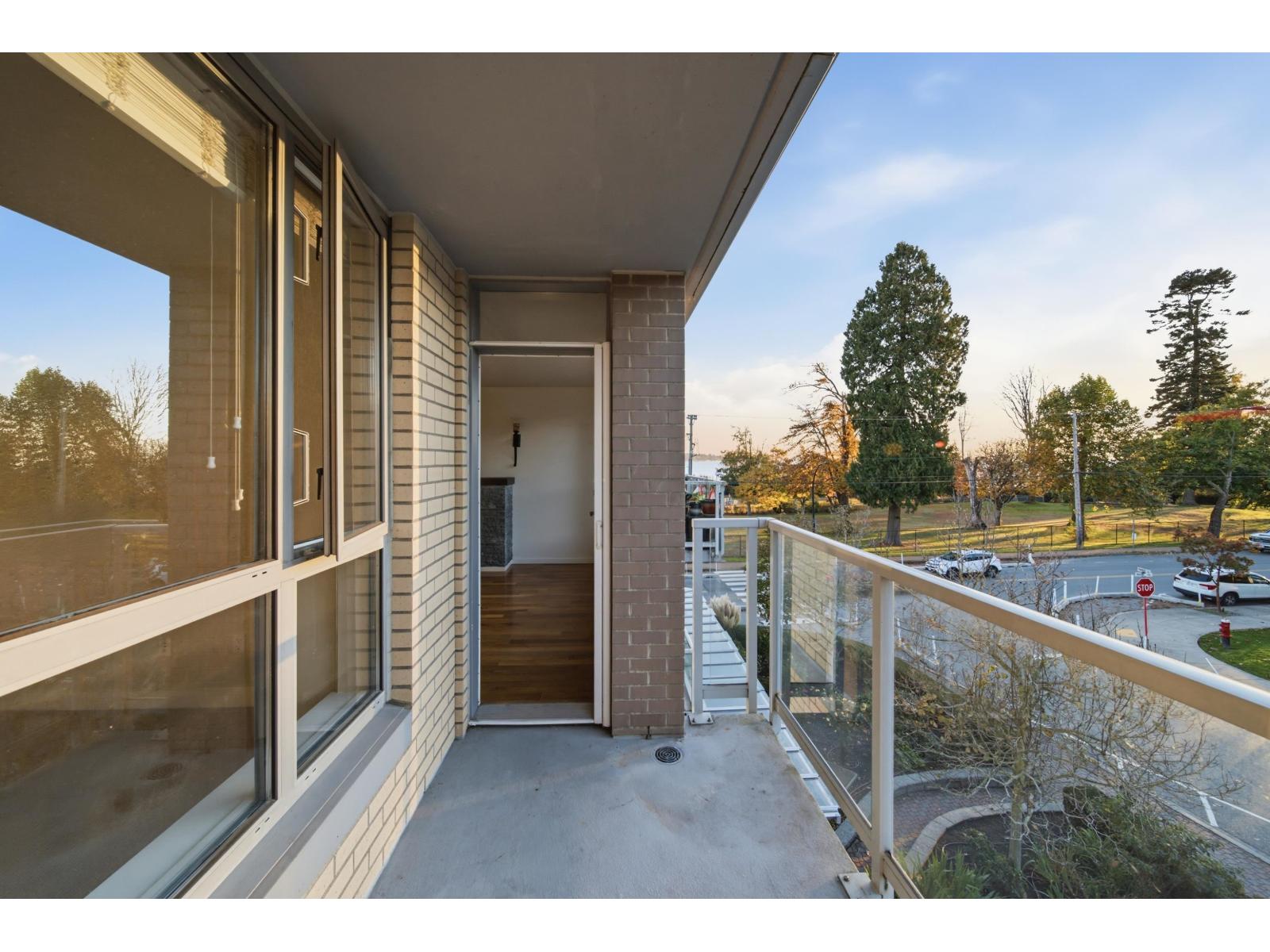 303 15777 Marine Drive Property Photo 4