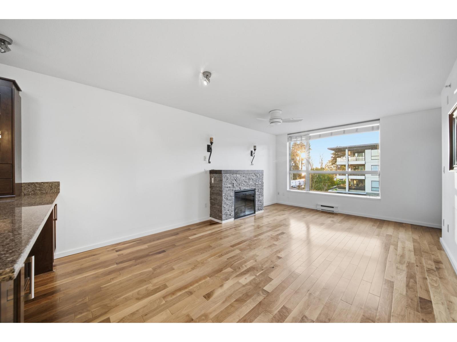303 15777 Marine Drive Property Photo 6